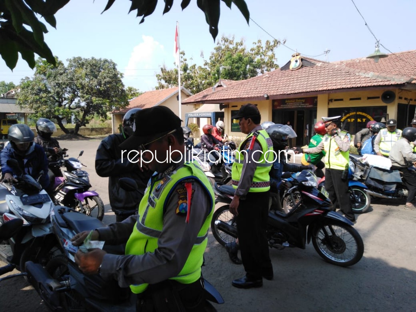 OPERASI - Para pengendara motor dirazia anggota Polsek Porong dan pelanggaran ditindak tegas dengan surat tilang, Rabu (31/10/2018).