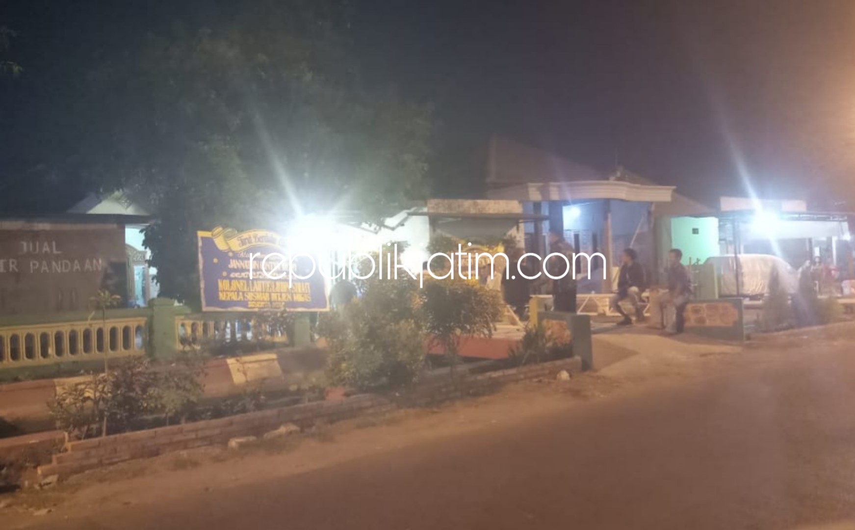 BERDUKA - Keluarga korban kecelakaan pesawat Lion Air JT 610, Jannatun Cintya Dewi (24) warga Desa Suruh, Kecamatan Sukodono, Sidoarjo berduka dengan menyiapkan makam untuk jenazah korban, Rabu (31/10/2018) malam.