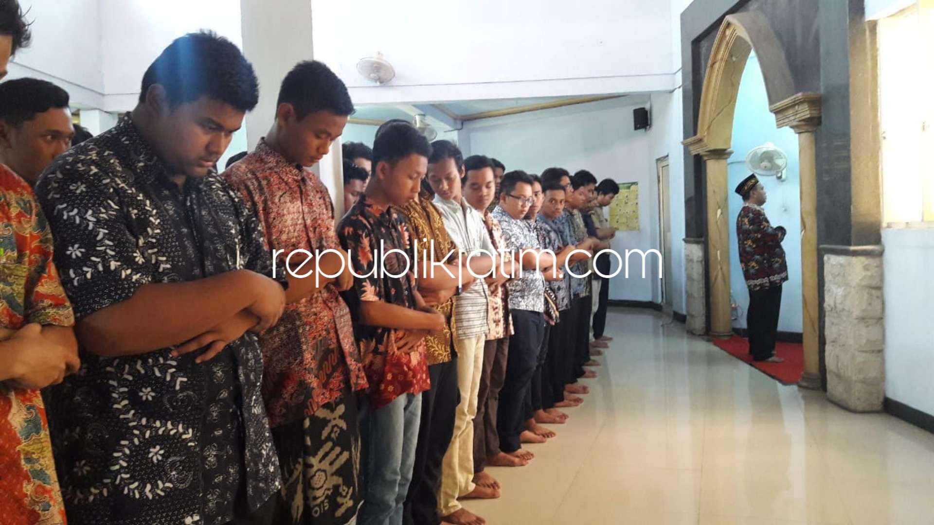 DOA BERSAMA - Ratusan siswa dan siswi SMA Muhammadiyah 1 Taman (Smamita) menggelar salat gaib dan doa bersama untuk 181 korban kecelakaan pesawat Lion Air JT 610, Kamis (01/11/2018).
