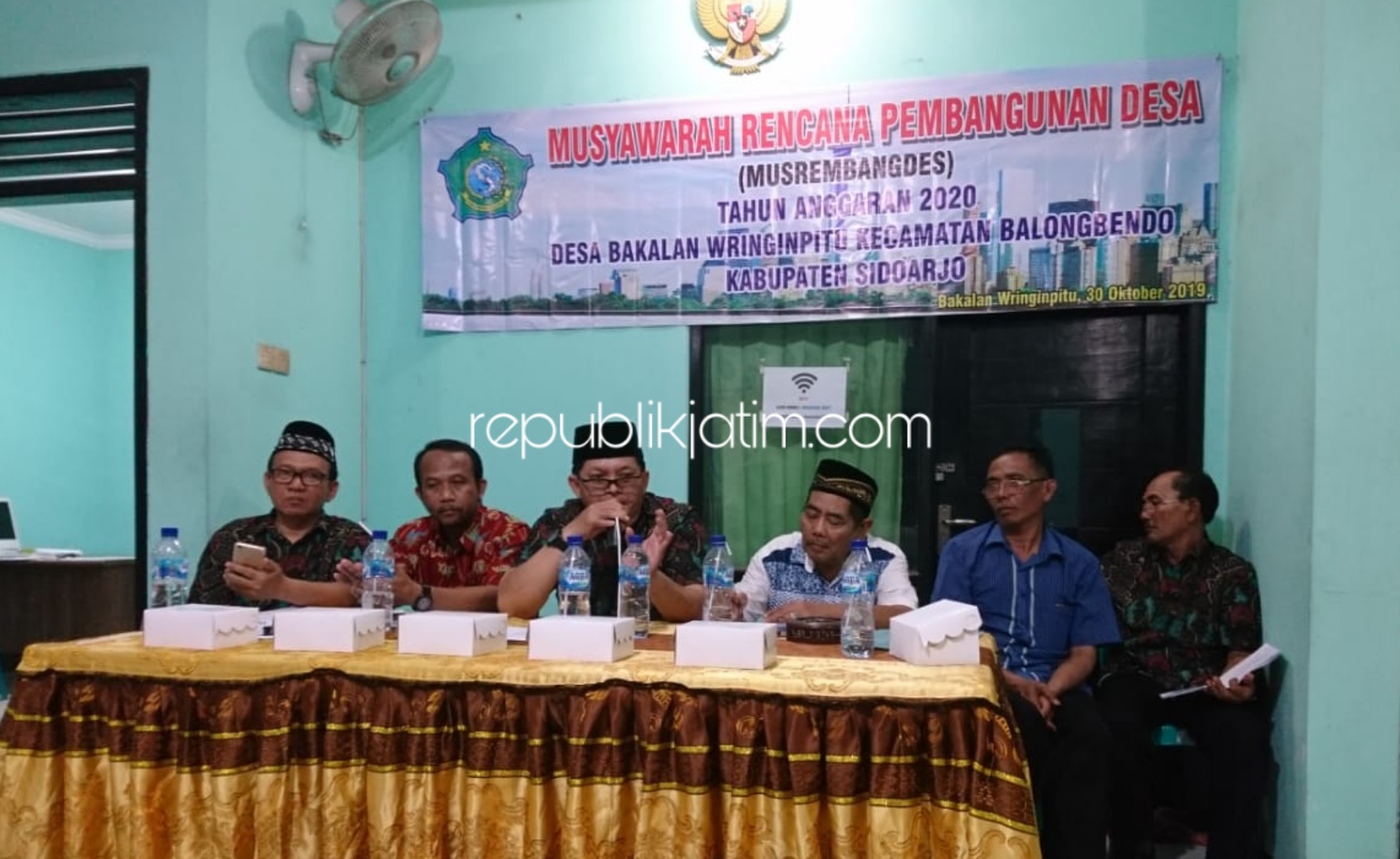 MUSRENBANGDES - Kades Bakalan Wringinpitu, Kecamatan Balongbendo, Nanang HS memimpin prosesi Musrenbangdes di balai desa setempat, Rabu (30/10/2019) malam. 