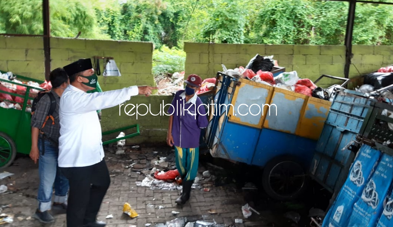 TPST - Cabup Sidoarjo, Bambang Haryo Soekartono (BHS) berdialog dengan para petugas dan pengelolah sampah di TPS Banjarbendo, Kecamatan Sidoarjo, Sabtu (31/10/2020) sore.