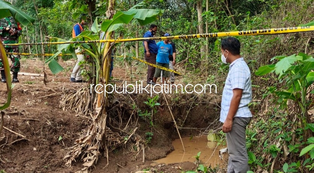 OLAH TKP - Petugas Polres Ponorogo dan Polsek Sambit melaksanakan olah TKP di belik tempat ketiga korban tewas tenggelam di Dusun Banyuripan, Desa Wringinanom, Kecamatan Sambit, Ponorogo, Minggu (01/11/2020).