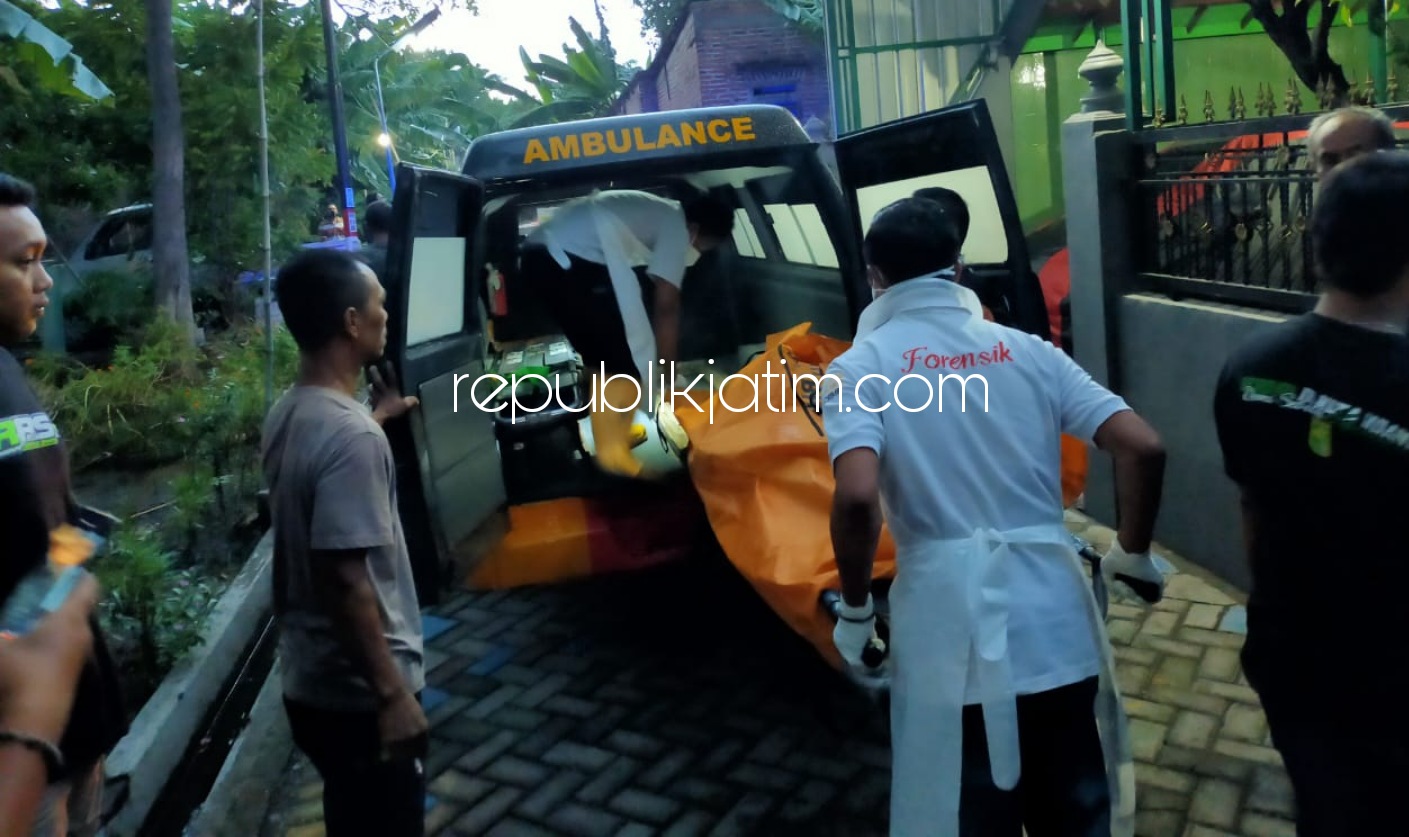 EVAKUASI - Petugas kepolisian mengevakuasi jenazah Mujiati (74) yang mengapung tersangkut di penyangga jamban sungai di Desa Jenggot, Kecamatan Krembung, Sidoarjo, Minggu (01/11/2020) sore.