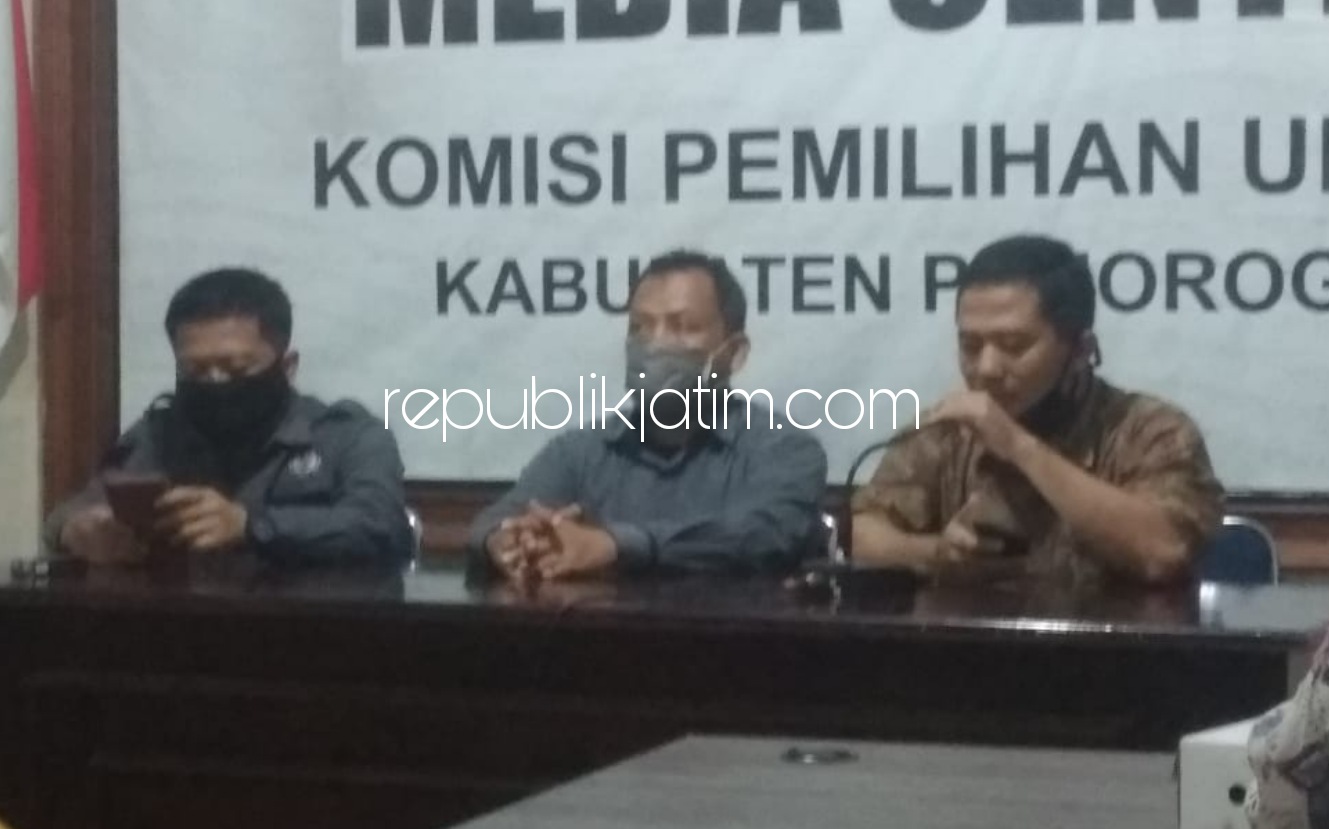 KONFERENSI PERS - Ketua KPU Ponorogo, Munajat saat konferensi pers di ruang Media Centre didampingi Divisi Hukum dan Pengawasan, R Gaguk Ika Prayitna dan Divisi Data, Fauzi Huda, Sabtu (31/10/2020).