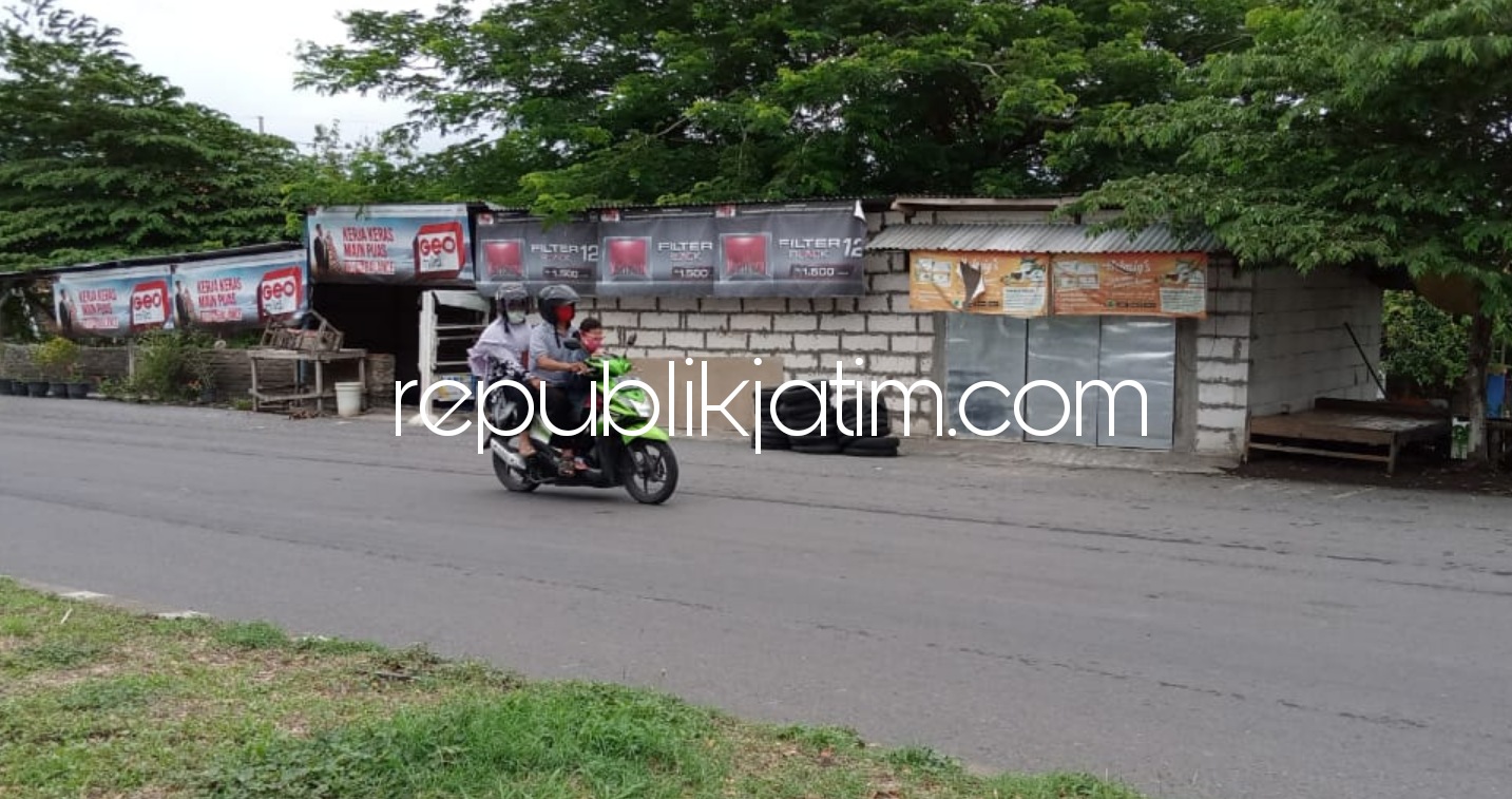 BANGLI - Bangunan Liar (Bangli) permanen di pinggir jalan tol Jabon yang mulai dipersoalkan warga dan sejumlah pedagang, Senin (02/11/2020).
