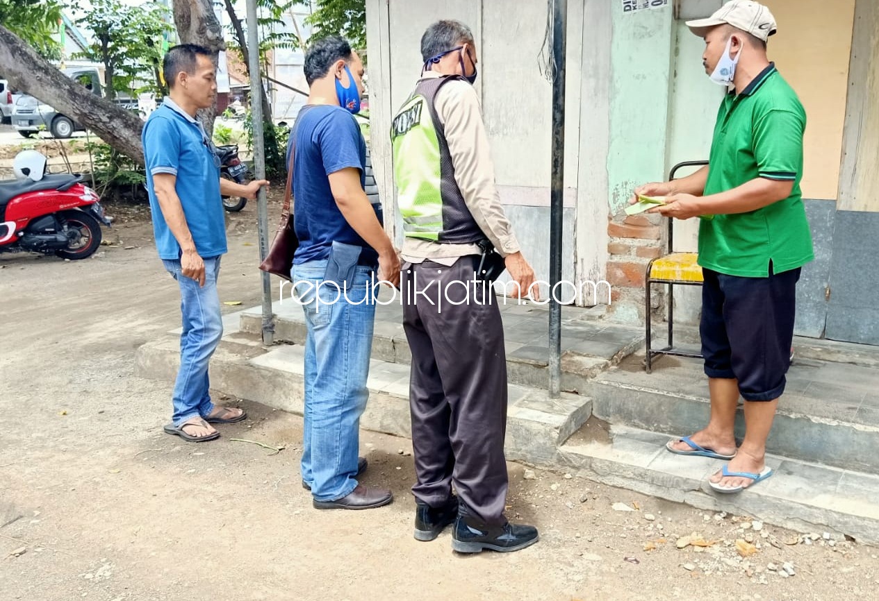 TKP - Sejumlah anggota Polsek Siman mengatangi TKP dan rumah korban, Arianto (51) untuk minta keterangan para saksi dan keluarga atas kematian mendadak korban, Senin (02/11/2020).