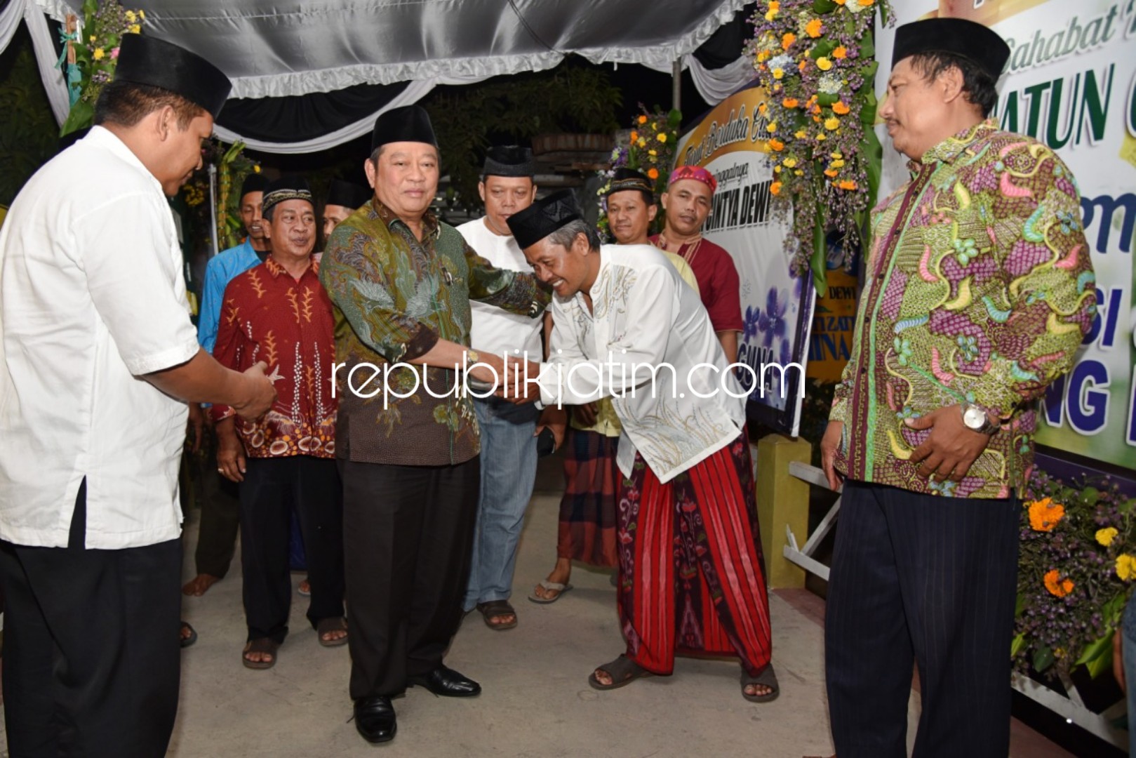 TAKZIYAH - Bupati Sidoarjo, Saiful Ilah bertakziyah ke rumah duka korban Lion Air JT 610, Jannatun Cintya Dewi (24) di Desa Suruh, Kecamatan Sukodono, Sidoarjo, Kamis (01/11/2018) malam.