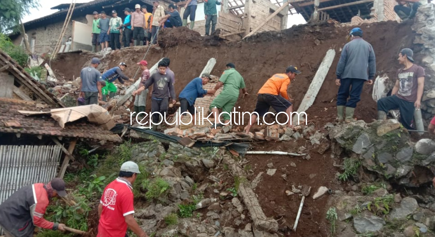 LONGSOR - Beberapa wilayah di Ponorogo diterjang longsor mulai dua rumah di Dusun Kocor, Desa/Kecamatan Sawoo, satu rumah di Pulung dan satu rumah di Pudak, Senin (02/11/2020).