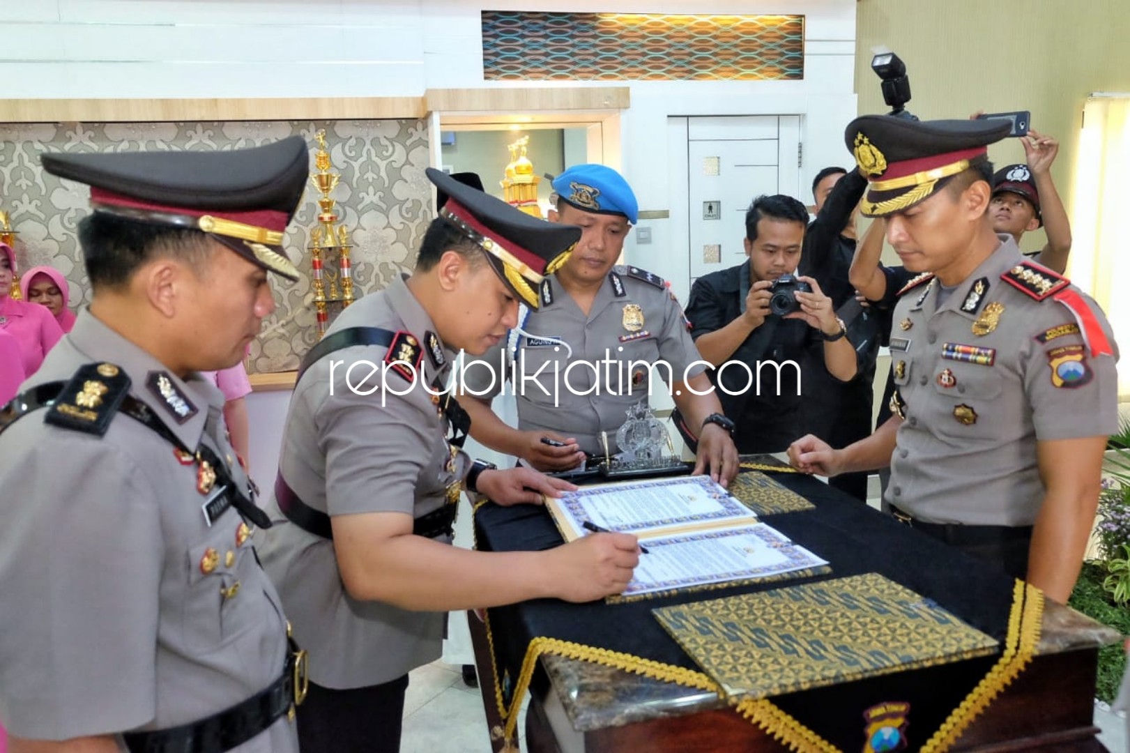 SERTIJAB - Kapolresta Sidoarjo, Kombes Pol Himawan Bayu Aji memimpin proses sertijab Wakapolresta Sidoarjo dari AKBP Pasma Royce diganti AKBP Donny Adityawarman, Jumat (02/11/2018).