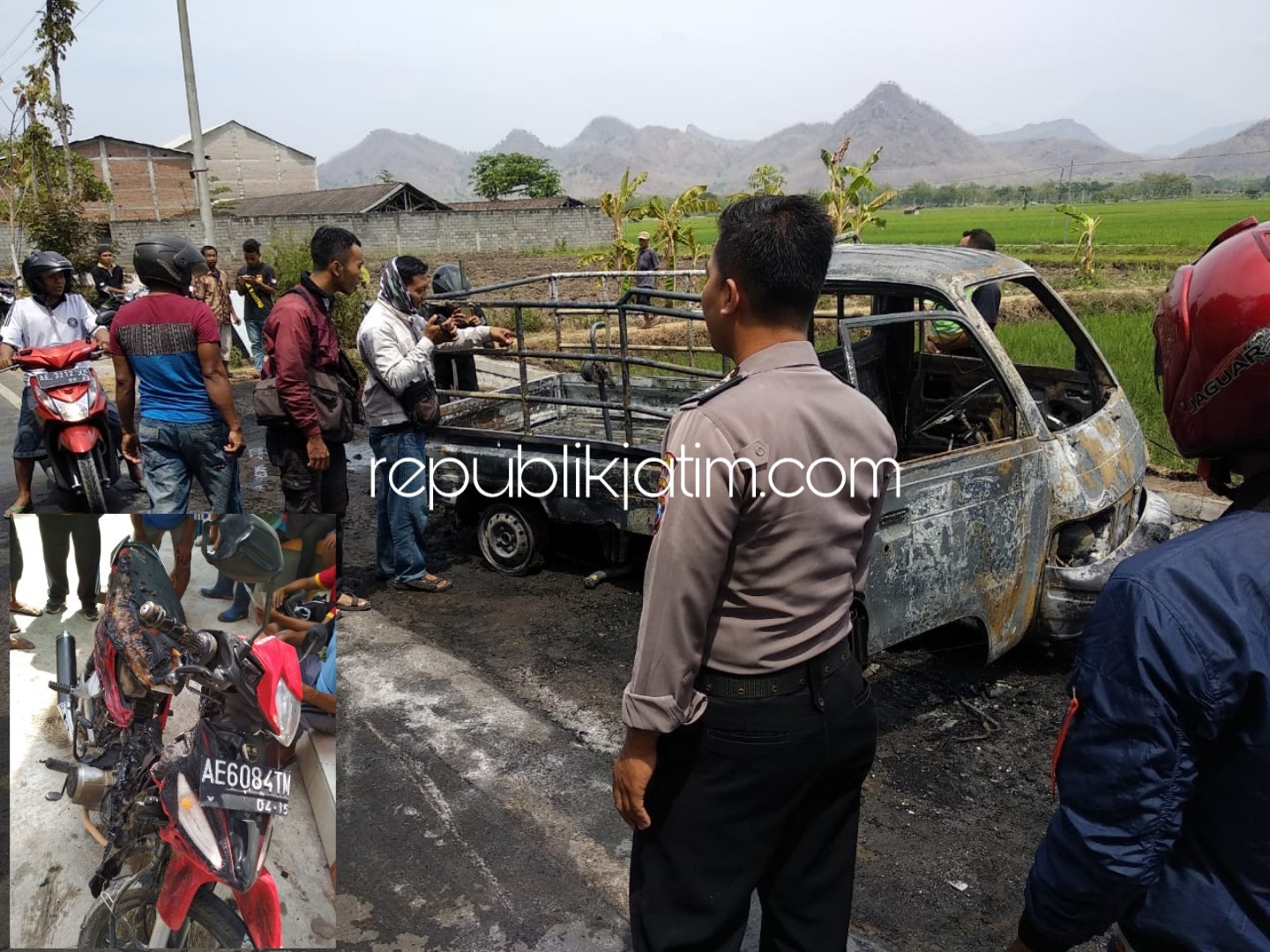 LUDES TERBAKAR - Sebuah mobil pikup yang diduga mengangkut BBM hangus terbakar di timur SPBU Nglambong, JL Raya Ponorogo-Wonogiri, Dusun Nglondo, Desa Glinggang, Kecamatan Sampung, Ponorogo dan meyambar sebuah motor, Jumat (02/11/2018).