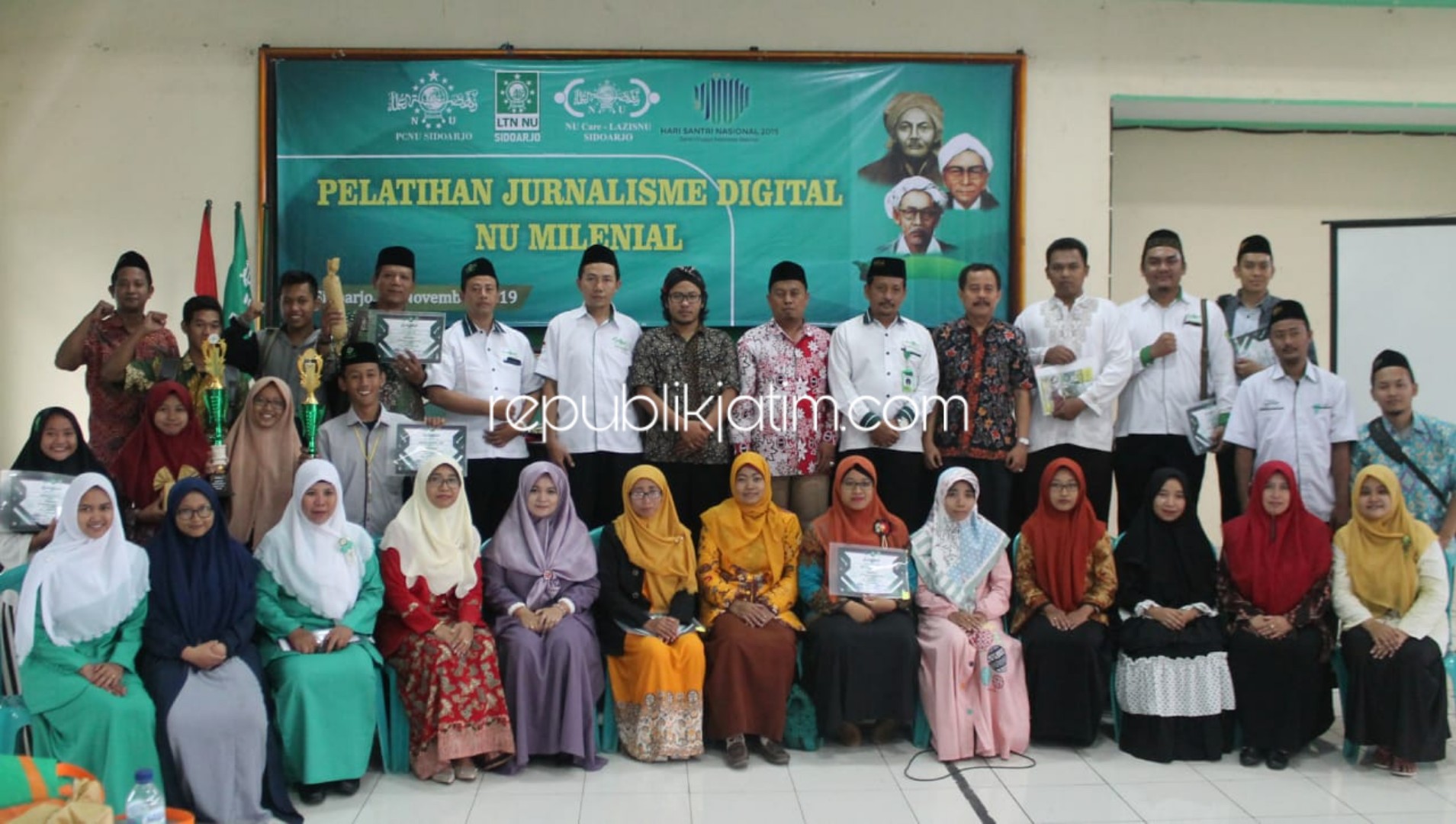 BERSAMA - Ketua PC LTN NU Sidoarjo, M Subhan berpose foto bersama para peserta dan pemateri saat Pelatihan Jurnalisme Digital di kantor PCNU Sidoarjo, Minggu (03/11/2019).