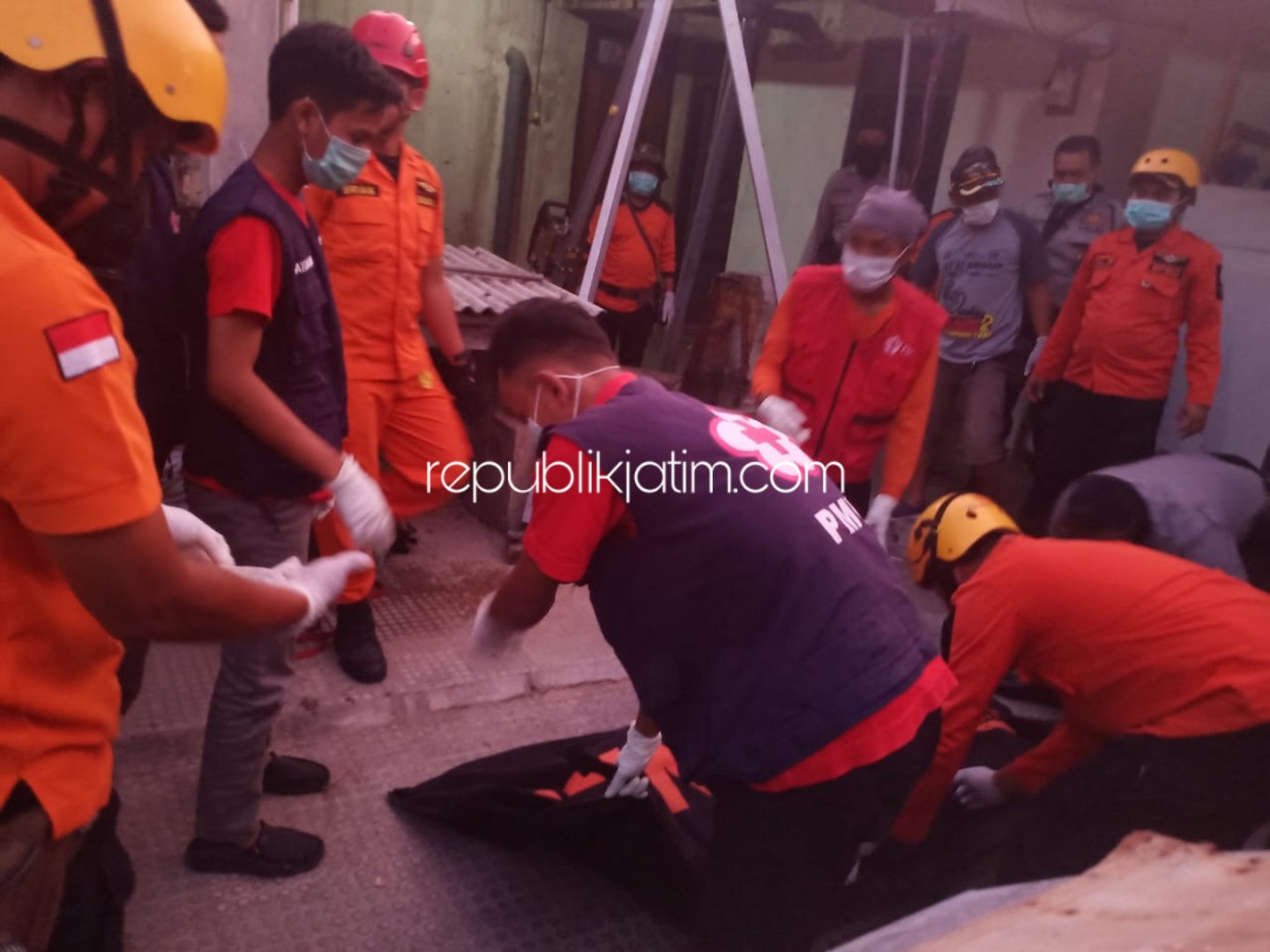 EVAKUASI - Petugas Basarnas mengevakuasi jenazah Tri Umar Setiani (23) warga Desa Segulung, Kecamatan Dagangan, Madiun yang tewas membusuk di sumur penampungan PT Andhika Putra Mandiri Dusun Krajan, Desa Ngrupit, Jenangan, Ponorogo, Minggu (03/11/2019).