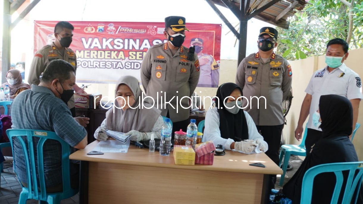 VAKSIN - Kapolresta Sidoarjo Kombes Pol Kusumo Wahyu Bintoro meninjau pelaksanaan vaksinasi 1.000 dosis di Desa Ketegan, Kecamatan Tanggulangin, Sidoarjo, Kamis (04/11/2021).