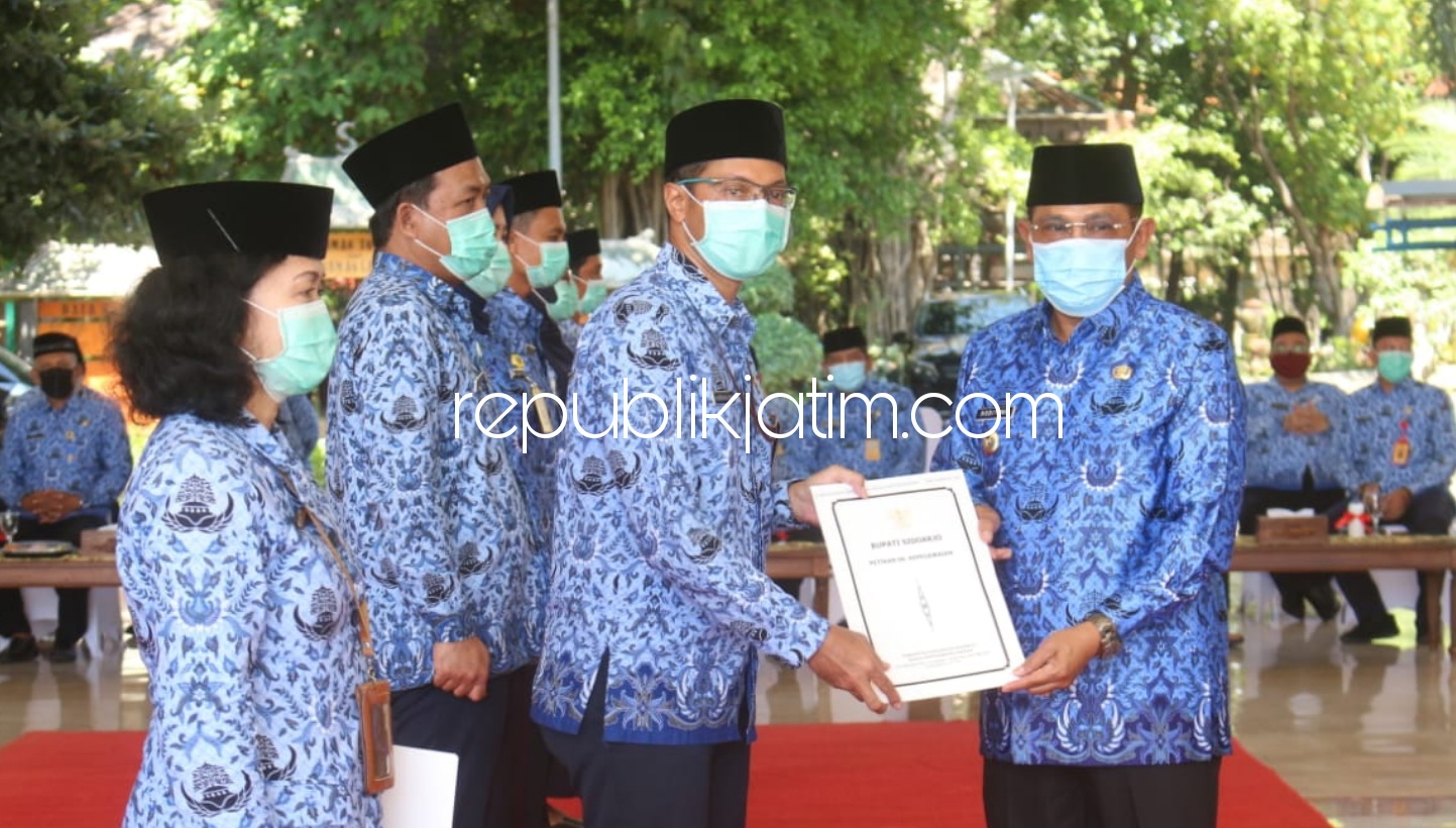 NAIK PANGKAT - Pj Bupati Sidoarjo, Hudiyono menyerahkan SK Kenaikan Pangkat 517 PNS di lingkungan Pemkab Sidoarjo di Pendopo Delta Wibawa, Rabu (04/11/2020).