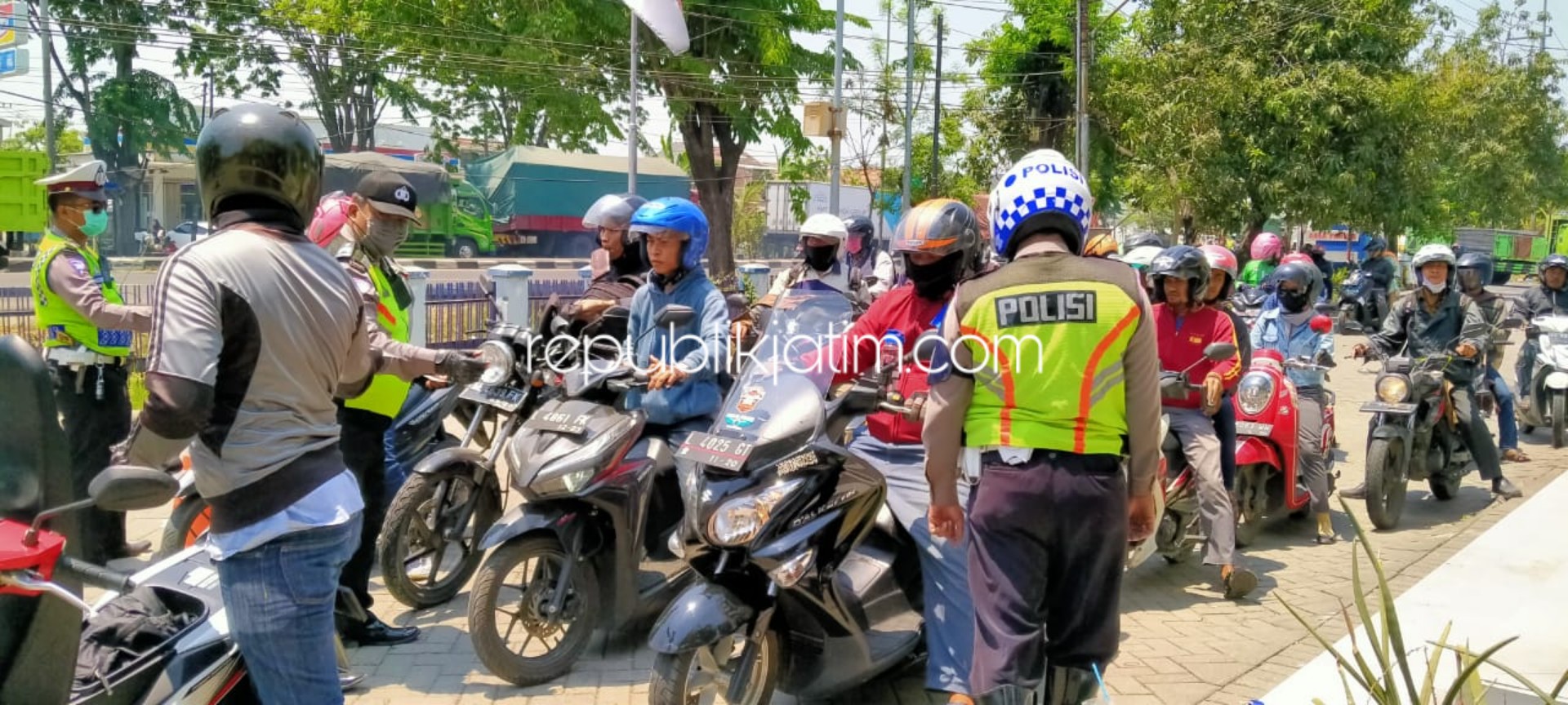 RAZIA - Sejumlah petugas Satuan Lantas, Polresta Sidoarjo menggelar razia di jembatan layang Trosobo, Kecamatan Taman, Sidoarjo untuk menekan angka pelanggaran lalu lintas dalam Operasi Zebra Semeru 2019, Senin (04/11/2019).