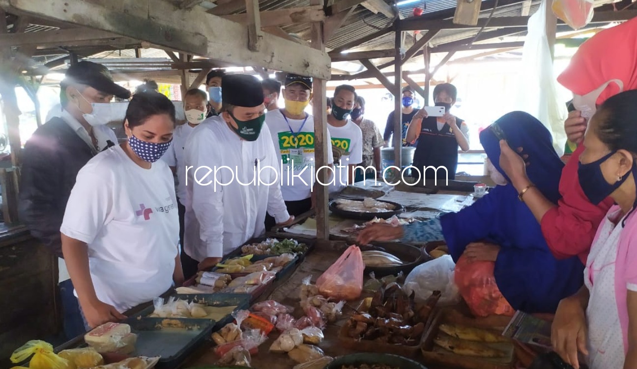 ASPIRASI - Cabup Sidoarjo, Bambang Haryo Soekartono (BHS) menampung aspirasi para pedagang Pasar Perum Pejaya Anugrah, Desa Kramatjegu, Kecamatan Taman, Sidoarjo untuk pengembangan dan perbaikan fasilitas umum, Kamis (05/11/2020).