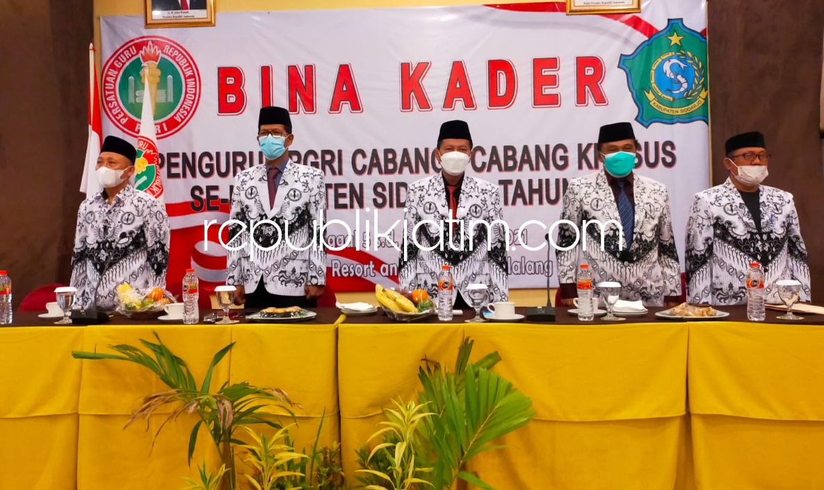 BINA KADER - Kepala Dinas Pendidikan Pemkab Sidoarjo, Dr Tirto Adi memberi paparan saat acara Bina Kader Pengurus Cabang PGRI Sidoarjo Tahun 2021 di Convention Hall Bess Resort and Waterpark Malang, Jumat (05/11/2021).