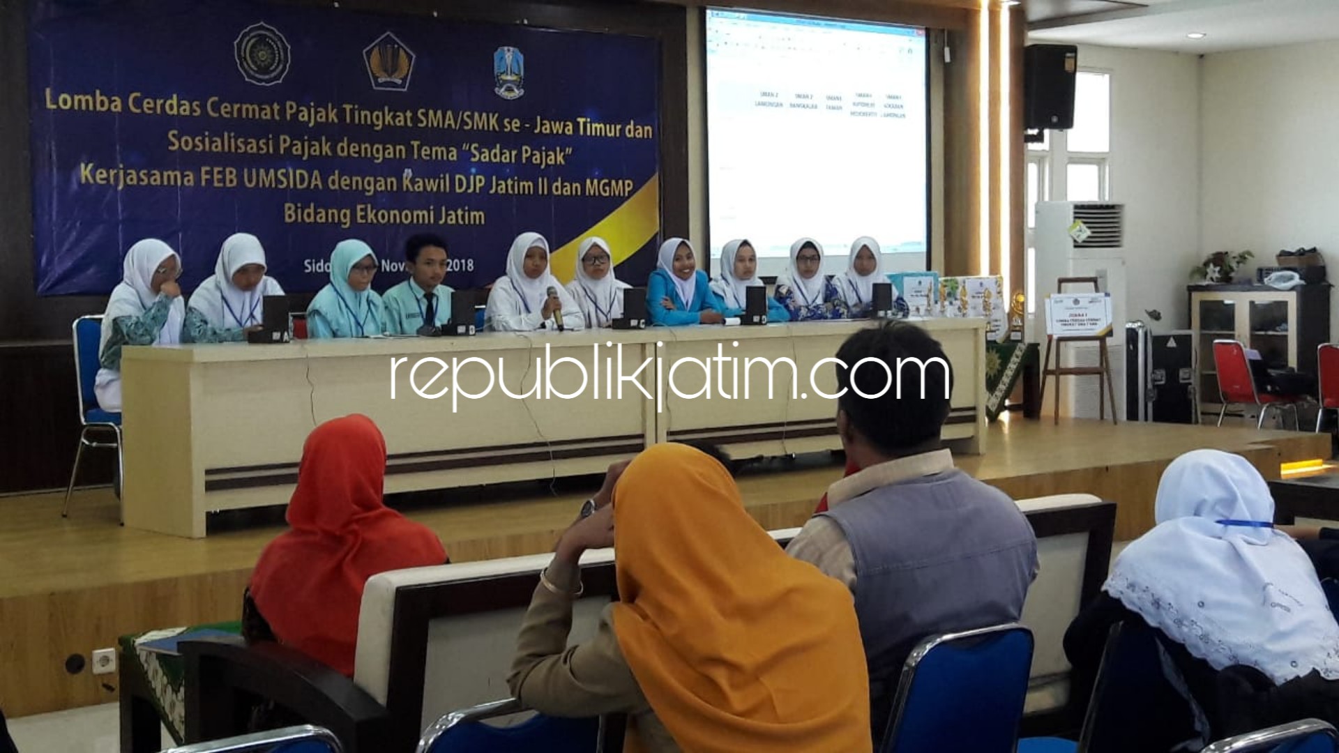 CERDAS CERMAT - Sebanyak 20 lembaga SMA sederejat di Jatim mengikuti acara Cerdas Cermat yang digelar DJP Jatim II di Aula FEB Umsida, Senin (05/11/2018).