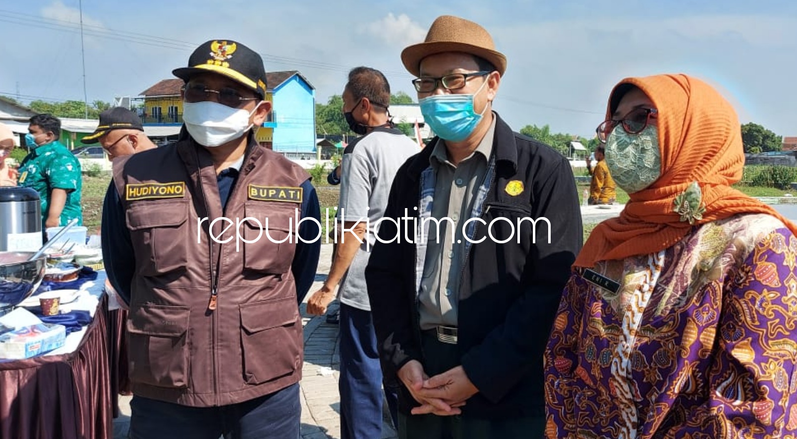 LAHAN - Pj Bupati Sidoarjo, Hudiyono berjanji menyiapkan lahan kebun benih datar 25 hektar saat menemani Direktur Perbenihan dan Perkebunan, Saleh Mokhtar meninjau Balai Pembenihan dan Pembibitan (BPP) Porong, Sidoarjo, Kamis (05/11/2020).