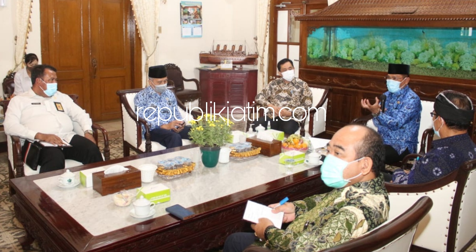 ANTAR UMAT - Direktur Jenderal (Dirjen) Bimbingan Masyarakat (Bimas) Hindu Kementerian Agama RI Dr Tri Handoko Seto berkunjung ke Sidoarjo diterima Pj Bupati Sidoarjo, Hudiyono di Pendopo Delta Wibawa, Rabu (04/11/2020).