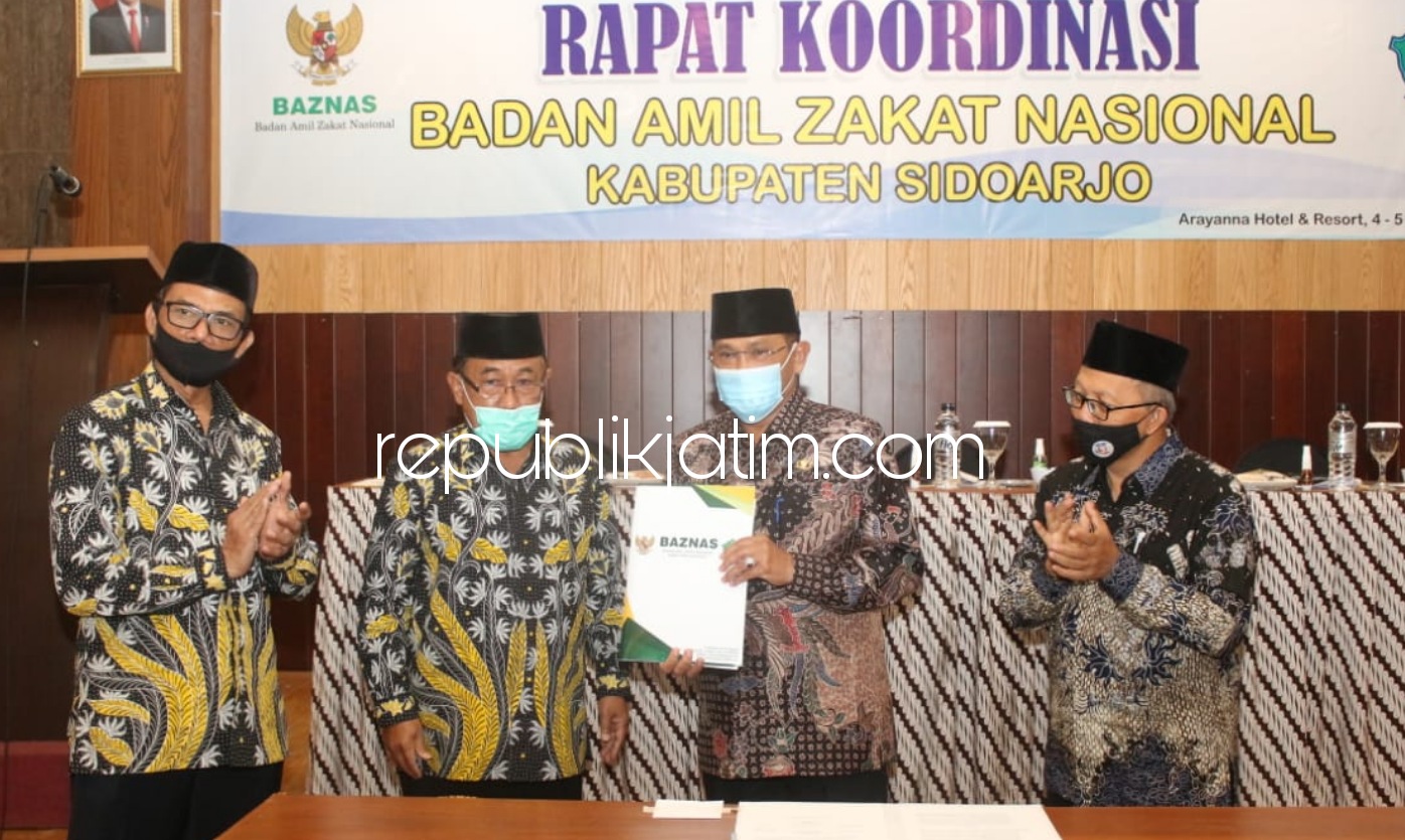 MoU - Pj Bupati Sidoarjo, Hudiyono dan Wakil Ketua III Baznas Sidoarjo, Ilhamuddin menyerahkan hasil MoU dengan Kantor Kemenag Sidoarjo saat rapat koordinasi (Rakor) yang digelar di Arayanna Hotel n Resort, Trawas Mojokerto, Rabu (04/11/2020).