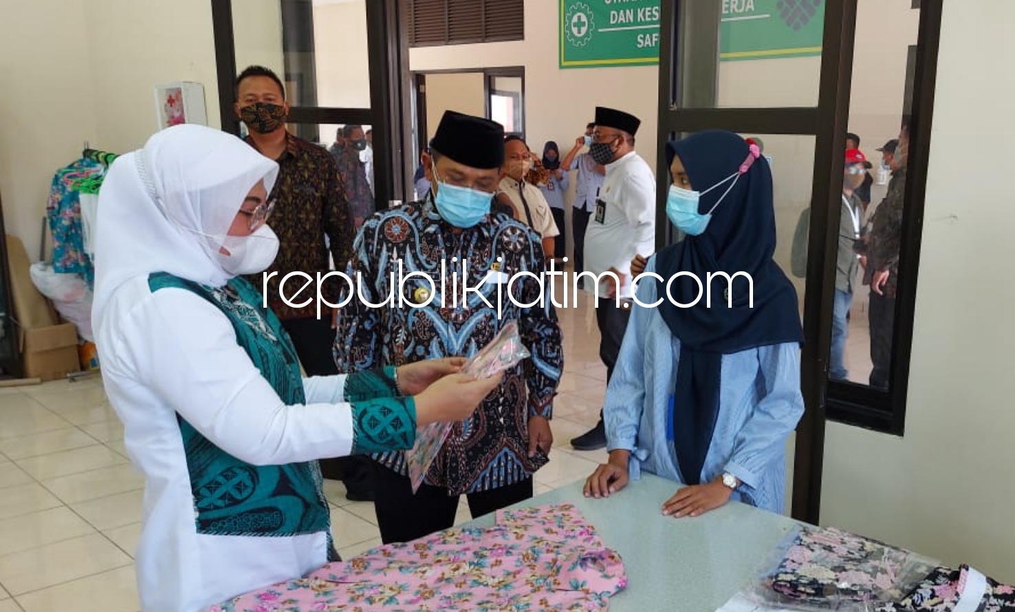KUNJUNGAN - Pj Bupati Sidoarjo, Hudiyono mendampingi Menteri Ketenagakerjaan (Menaker), Ida Fauziyah saat mengunjungi Balai Latihan Kerja (BLK) di Desa Kebaron, Kecamatan Tulangan, Sidoarjo, Jumat (06/11/2020).