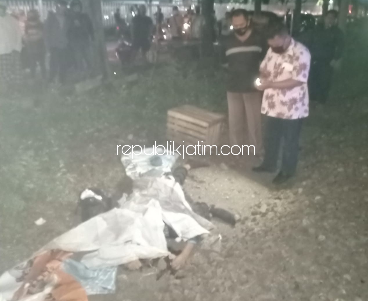 EVAKUASI - Petugas dan warga mengevakuasi jenazah Edi Susanto (42) warga Desa Cemandi, Kecamatan Sedati tewas tertabrak KRD nomor Lokomotif CC 2019218 saat menyeberang perlintasan di depan PT Panggung Elektronik, Deltasari, Waru, Jumat (06/11/2020).