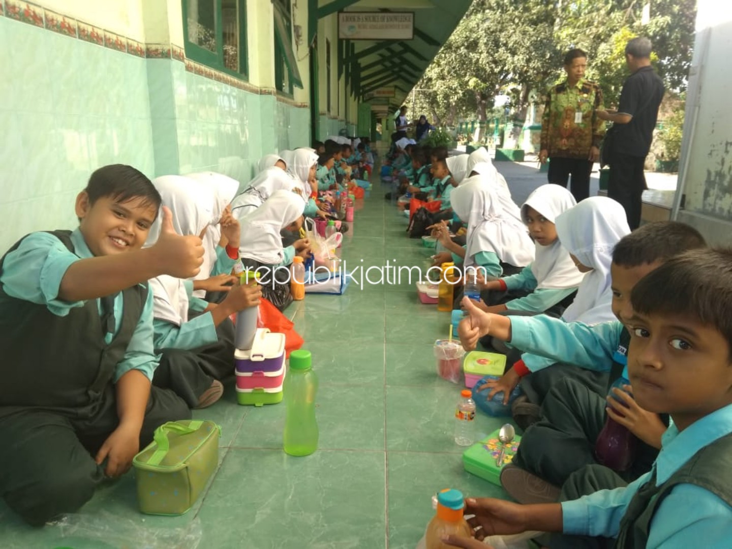 HARI ANAK - Sekitar 88 siswa dan siswi SDN III Balong, Ponorogo menggelar kegiatan makan bersama dan belajar di luar kelas untuk memperingati Hari Anak Internasional, Kamis (07/11/2019).