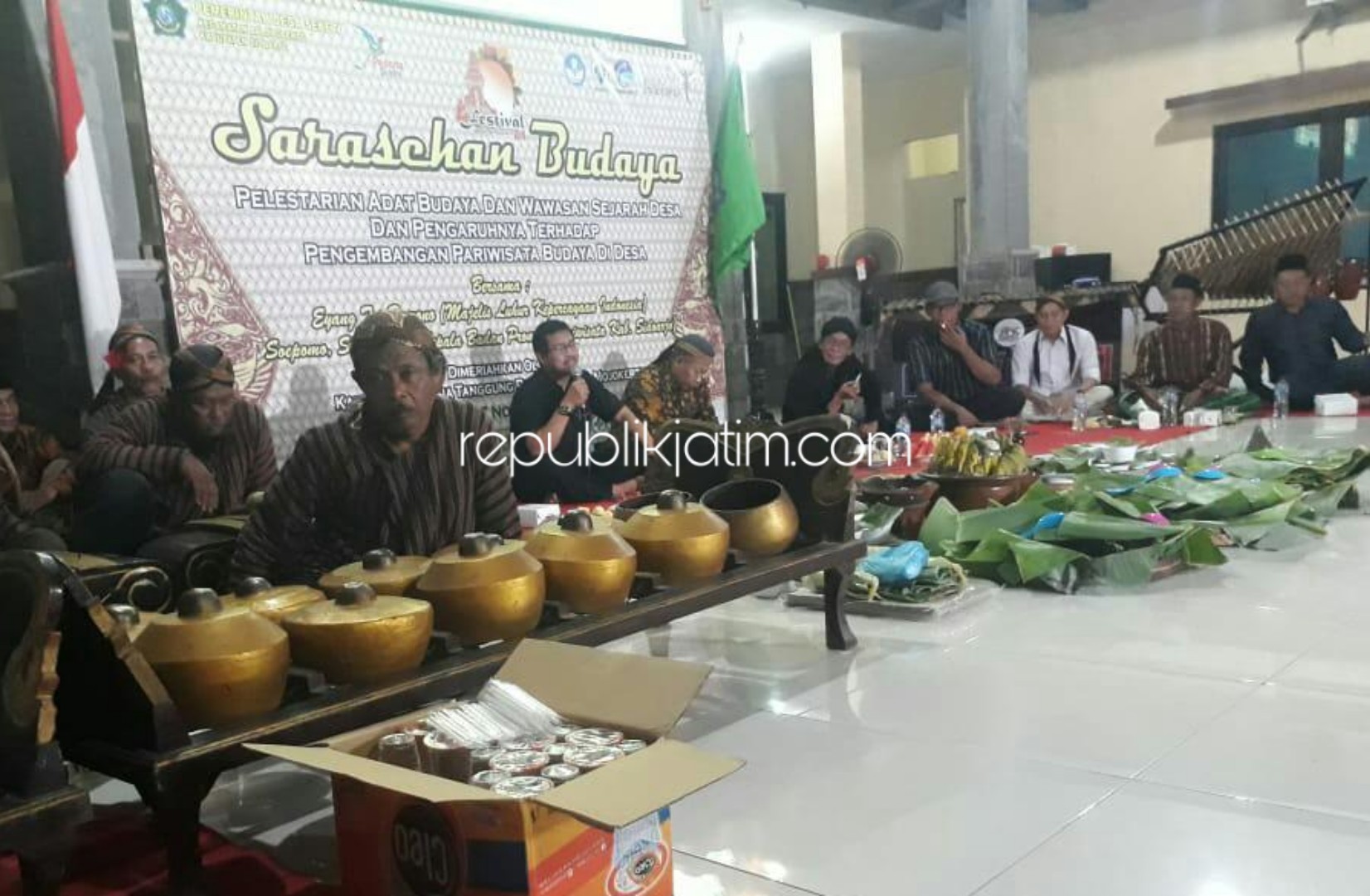 SARASEHAN - Kepala Desa Seketi, Kecamatan Balongbendo, Sidoarjo, Seger Purwanto memimpin acara Malam Sarasehan Sejarah Desa yang digelar di pendodo desa setempat, Kamis (07/11/2019) malam.