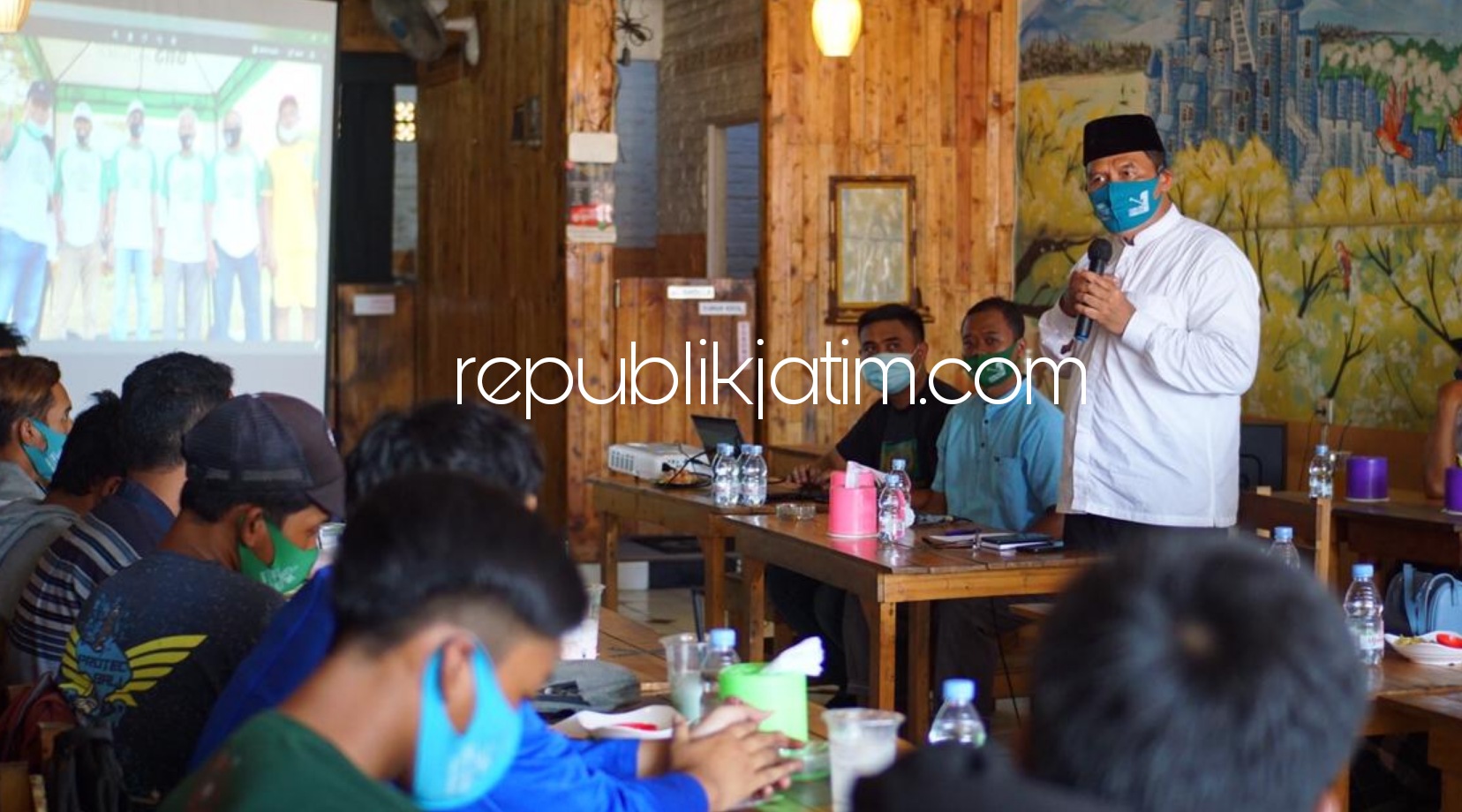 MILENIAL - Cabup Sidoarjo, Bambang Haryo Soekartono (BHS) ajak kaum Milenial Krian untuk menjadi pengusaha muda di Sidoarjo dengan memberi fasilitas 24 jam di setiap kecamatan saat dialog di King Kafe Krian, Sidoarjo, Sabtu (07/11/2020).