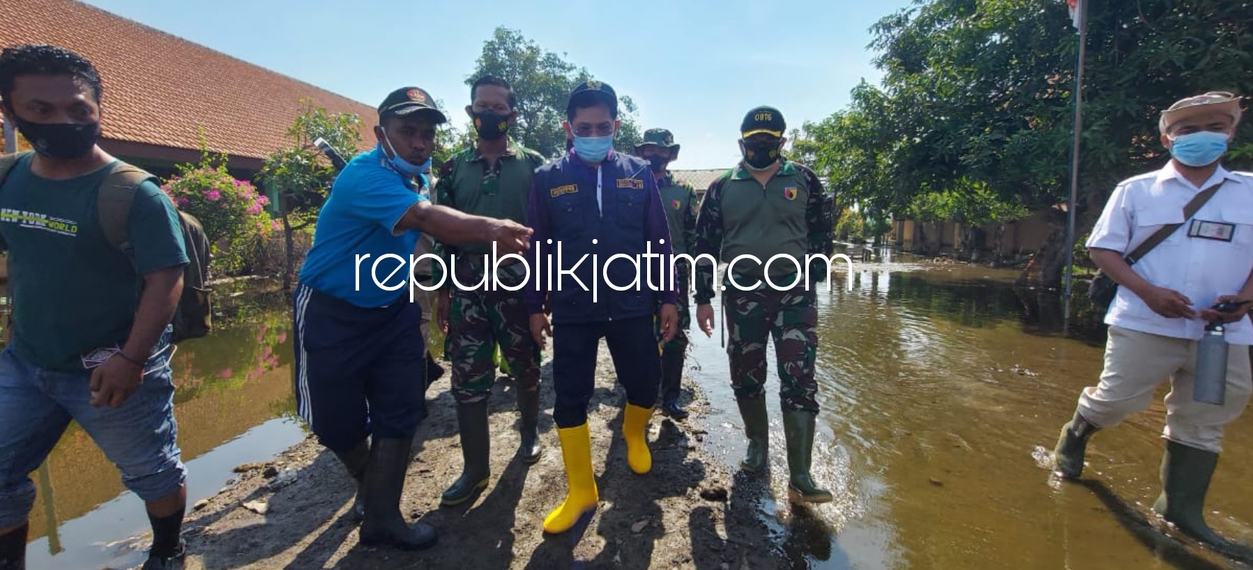CEK BANJIR - Pj Bupati Sidoarjo, Hudiyono mengecek banjir yang menggenangi Desa Kedungbanteng, Banjarasri dan Desa Banjarpanji, Kecamatan Tanggulangin, Sidoarjo, Minggu (08/11/2020).