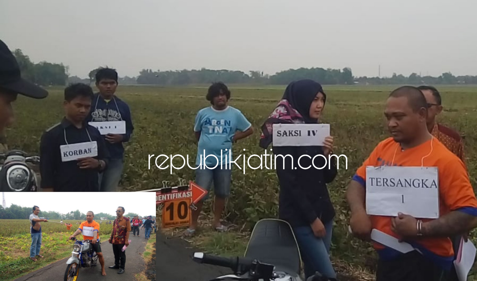 REKA ULANG - Tersangka Andri Siswandoyo (34) warga Desa Kemuning, Kecamatan Tarik memeragakan 19 adegan reka ulang pembunuhan Nikko Dwi Anggrian (22) di JL Desa Mergosari, Kamis (08/11/2018).