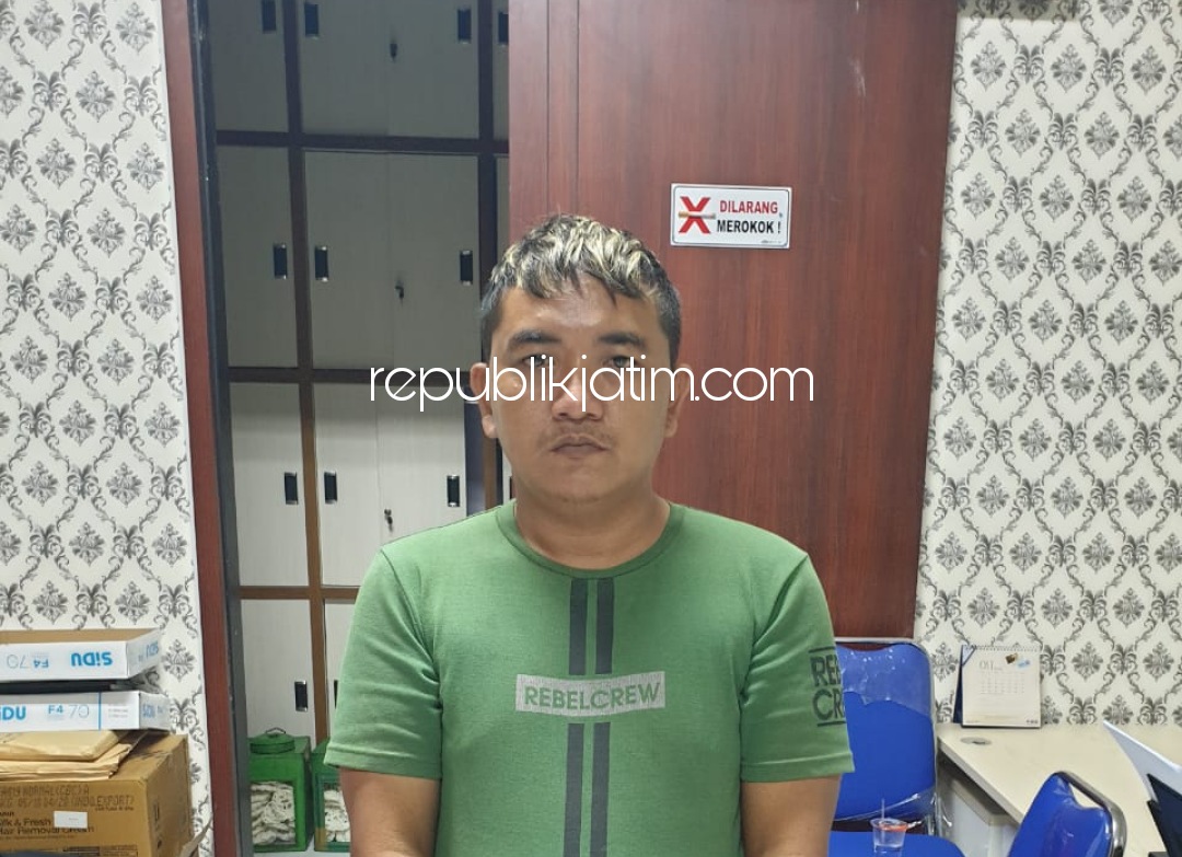 DIPERIKSA - Seorang sopir truk, Joko Ristiawan (32) warga Desa Trimulyo, Kecamatan Genuk, Kota Semarang diperiksa tim penyidik Satuan Reskrim, Polresta Sidoarjo karena dianggap menghina petugas melalui Media Sosial (Medsos), Minggu (08/11/2020).