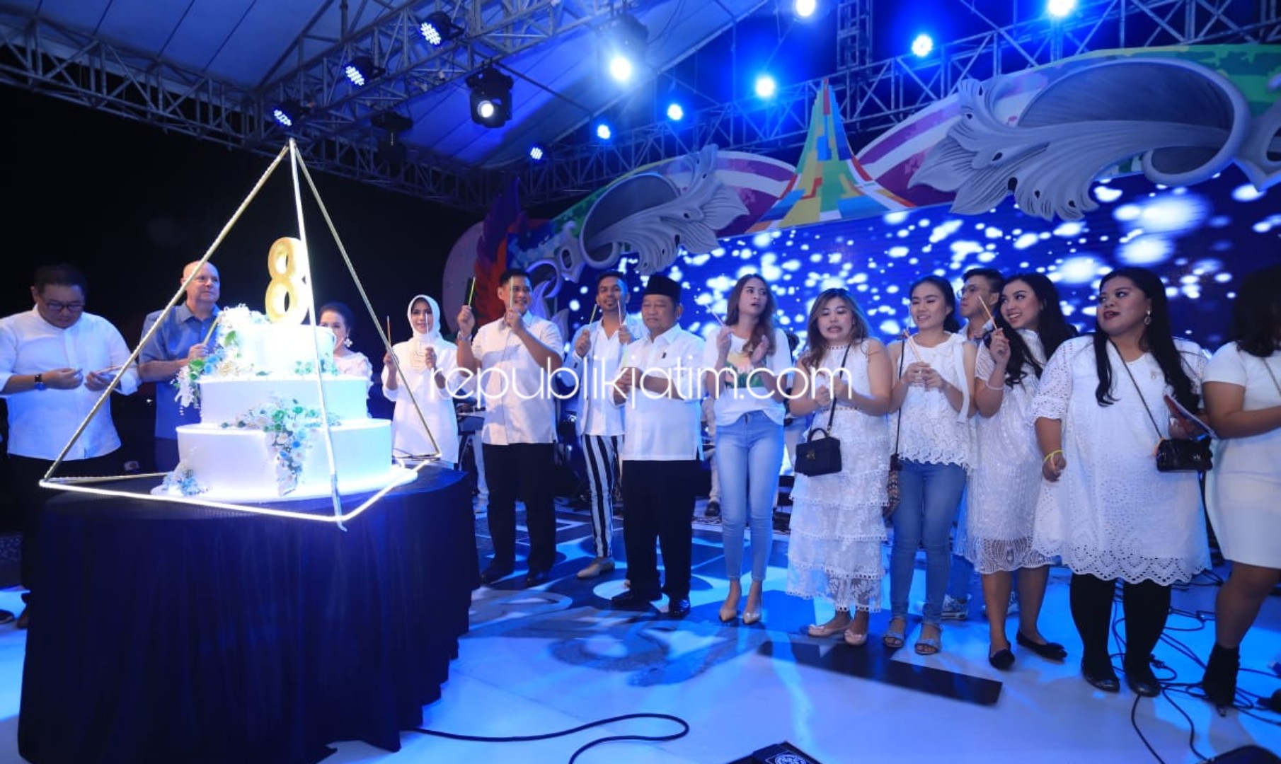 HUT - Bupati Sidoarjo, Saiful Ilah menghadiri acara HUT Lippo Plaza Sidoarjo ke 8 yang digelar, Jumat (08/11/2019) malam.