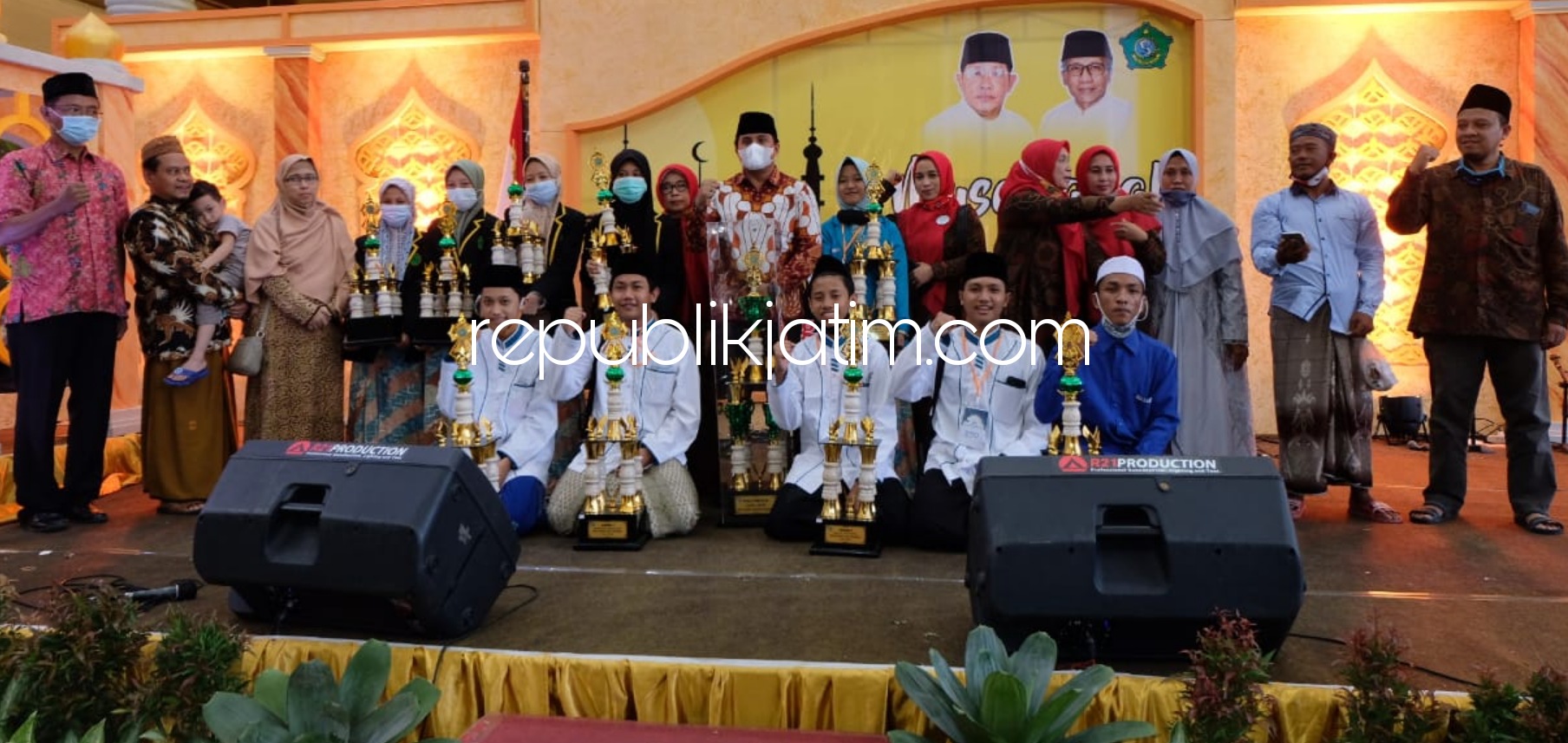 JUARA - Musabaqah Tilawatil Quran (MTQ) Sidoarjo ke 29 resmi ditutup dengan hasik Kafilah Waru berhasil keluar sebagai juara umum saat penyerahan hadiah di Pendopo Delta Wibawa, Minggu (08/11/2020) malam.