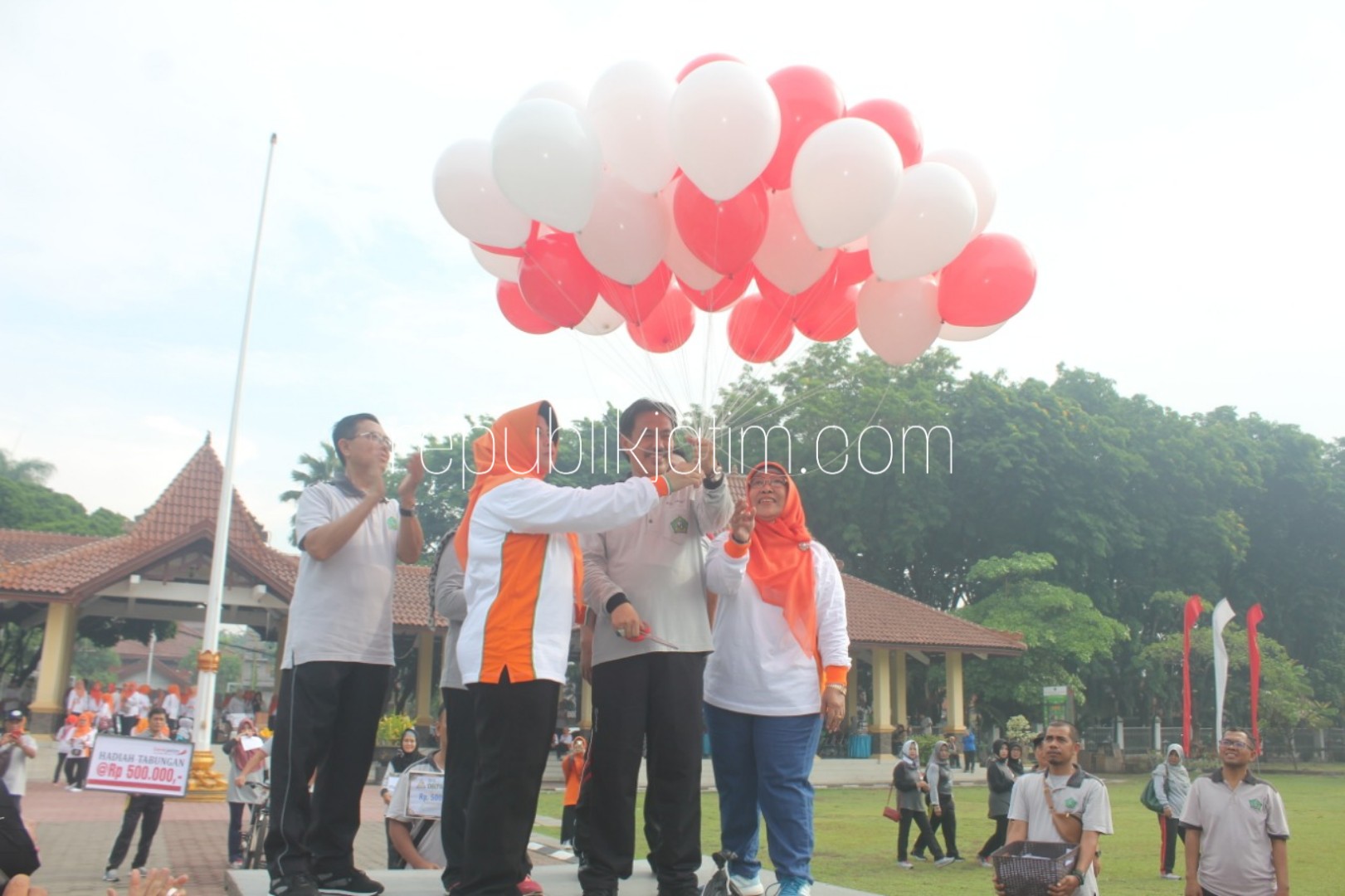 LEPAS - Wabup Sidoarjo, Nur Ahmad Syaifuddin melepas balon saat senam bersama memperingati HUT ke 47 Korpri dan HUT ke 19 Dharma Wanita Persatuan di Alun-alun Sidoarjo, Jumat, (09/11/2018).