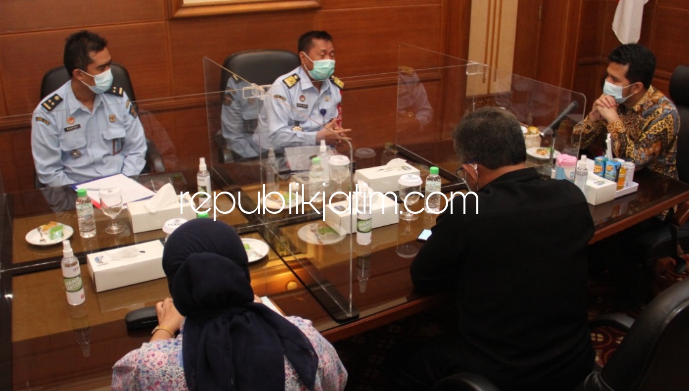 GANDENG - Kadiv Yankumham Subianta Mandala berkoordinasi dengan Wakil Gubernur Jatim Emil Elestianto Dardak untuk optimalisasi program Klinik Hak Kekayaan Intelektual (HKI) yang akan diluncurkan Kanwil Kemenkumham Jatim, Senin (09/11/2020).