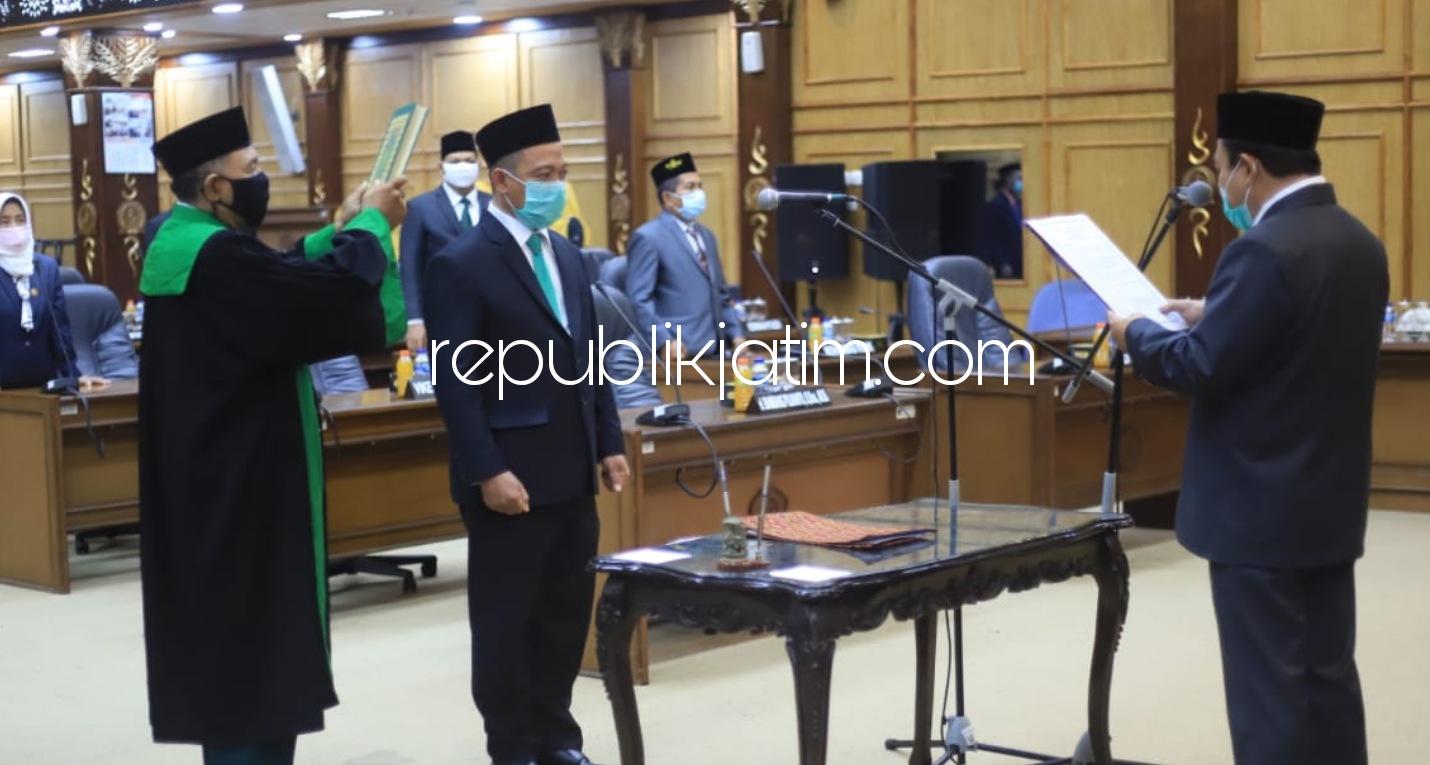 LANTIK - Ketua DPRD Sidoarjo, Usman melantikan Samsul Hadi sebagai anggota DPRD Sidoarjo menggantikan Subandi yang harus mundur karena mencalonkan diri sebagai Cabup Sidoarjo di ruang Rapat Paripurna DPRD Sidoarjo, Minggu (08/11/2020).
