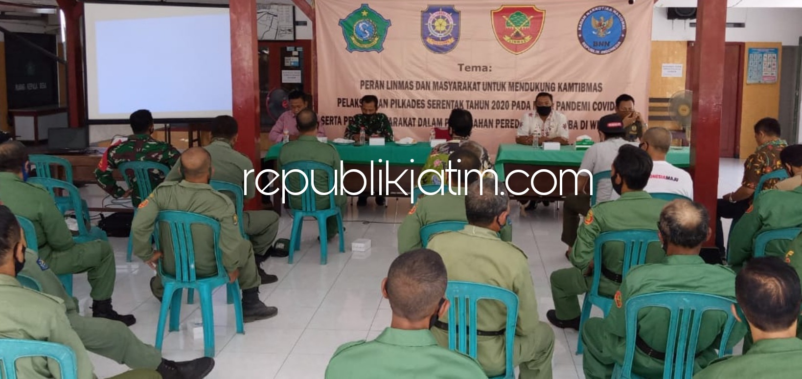 SOSIALISASI - Puluhan anggota Linmas digembleng persiapan pengamanan Pilkada dan Pilkades 2020 di Pendopo Balai Desa Kalisampurno, Kecamatan Tanggulangin, Sidoarjo, Selasa (10/11/2020).