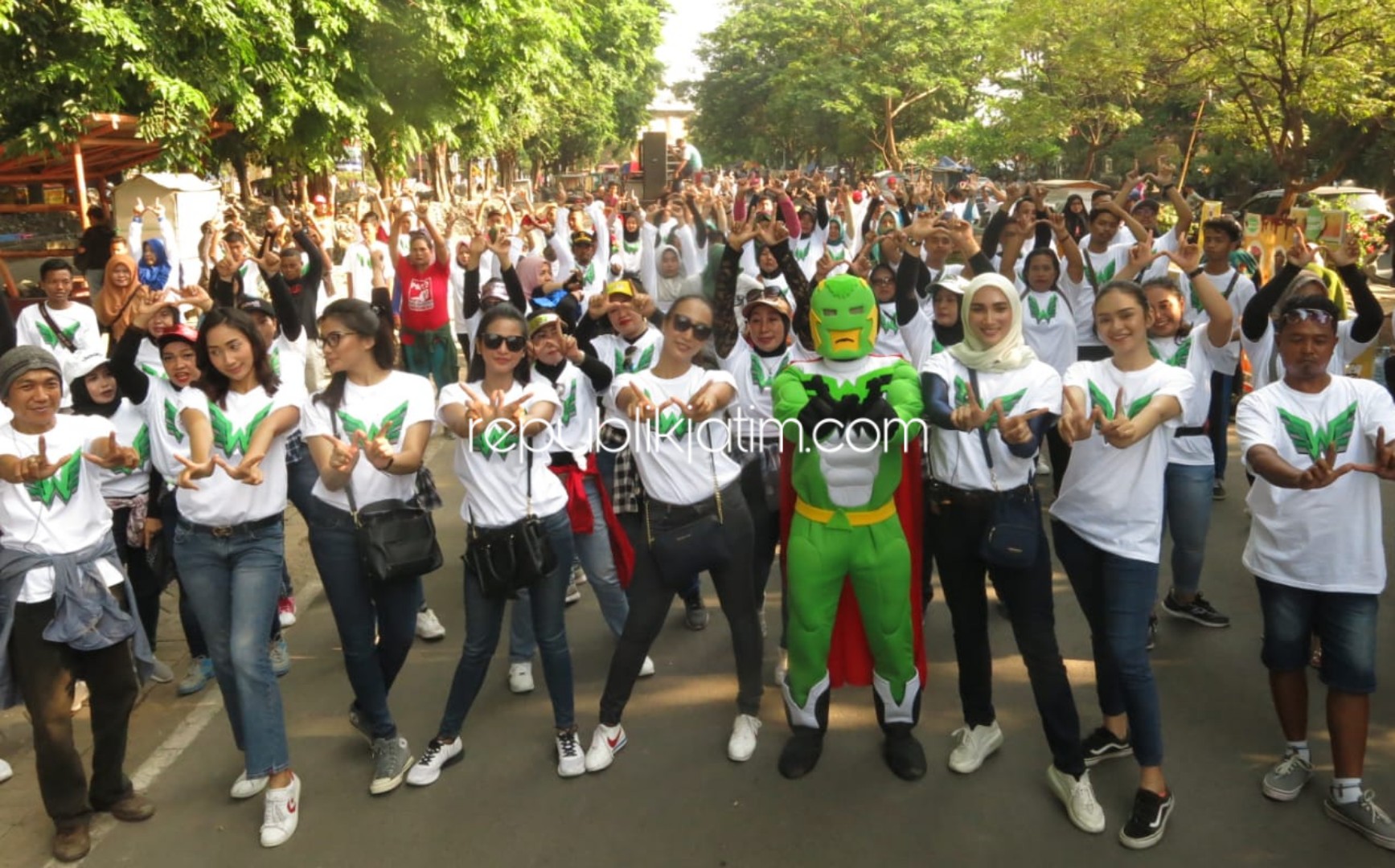 LAUNCHING - Ketua Gerakan Komunitas Sidoarjo Super, Slamet Budiono dan maskot Super W memimpin acara launching Komunitas Super W di Parkir Timur GOR Sidoarjo, Minggu (10/11/2019).