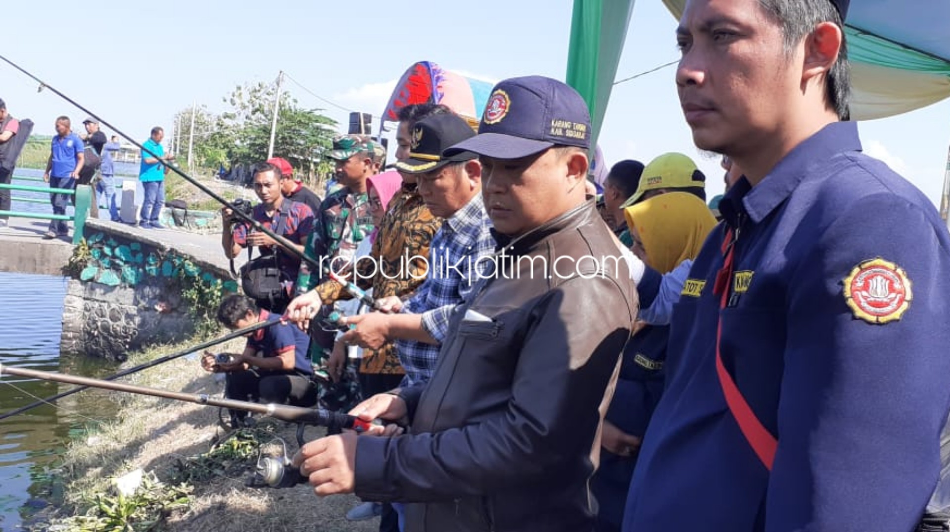 LOMBA MANCING - Bupati Sidoarjo, Saiful Ilah dan Ketua Karang Taruna, Imam Safi'i membuka lomba mancing yang digelar Karang Taruna di Sungai Gempolsari, Kecamatan Tanggulangin, Sidoarjo, Minggu (10/11/2019).