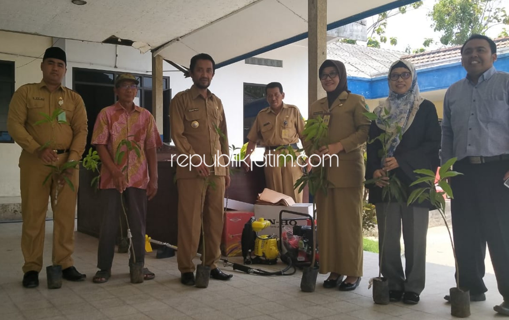 BANTUAN - Kelompok Tani Segar Desa Penambangan, Kecamatan Balongbendo, Sidoarjo menerima sejumlah bantuan dari Kementan RI, Senin (11/11/2019).