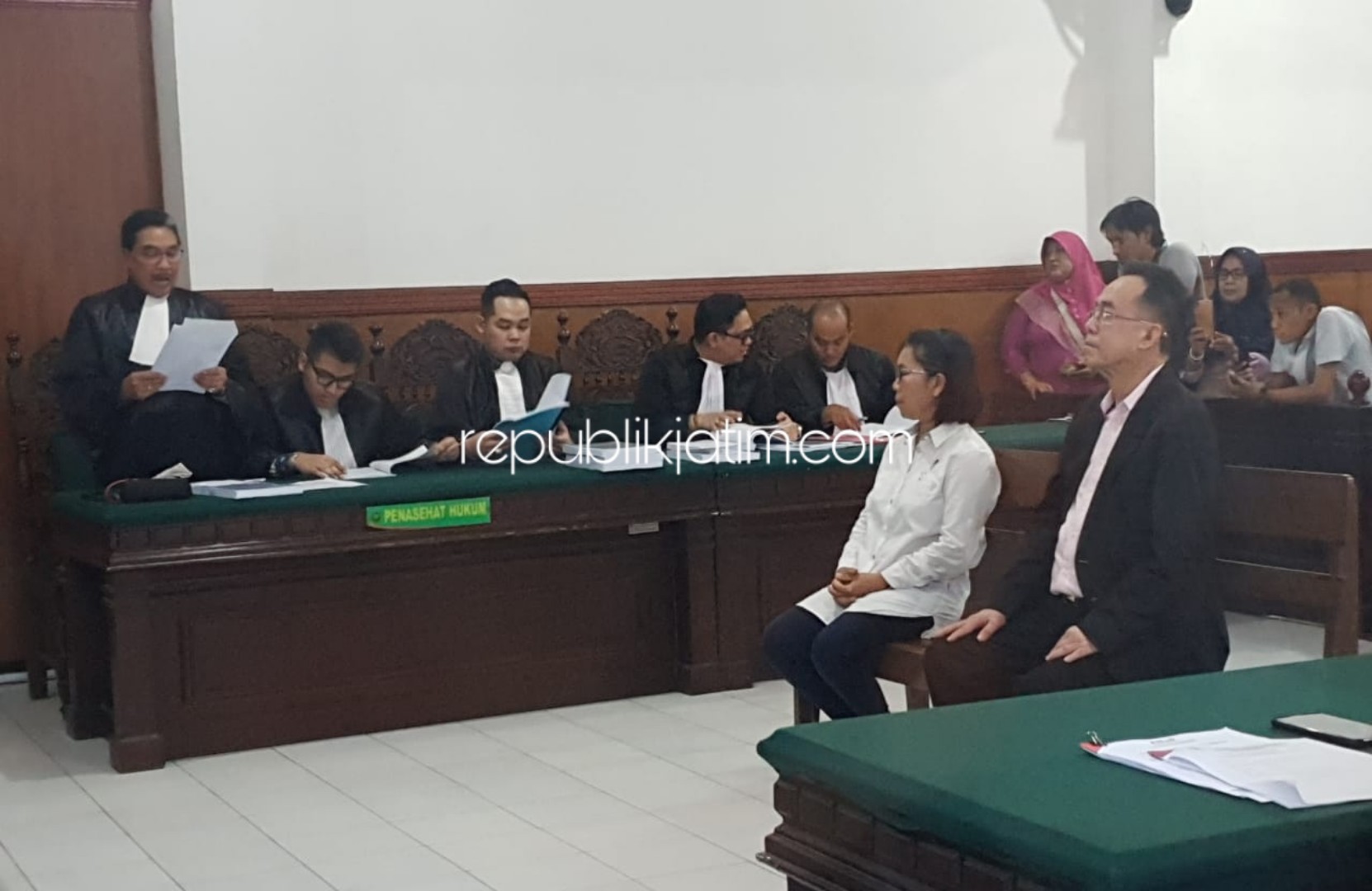 EKSEPSI - Terdakwa Henry J Gunawan dan Notaris Yuli Ekawati saat menjalani sidang kasus tanah Puskopkar di Pengadilan Negeri Sidoarjo dengan agenda eksepsi, Senin (11/11/2019).