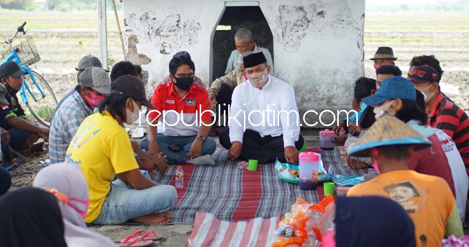 ASPIRASI - Cabup Sidoarjo, Bambang Haryo Soekartono (BHS) berdialog dan menampung aspirasi (keluhan) para petani Desa Desa Bendotretek, Kecamatan Prambon, Sidoarjo, Rabu (11/11/2020).