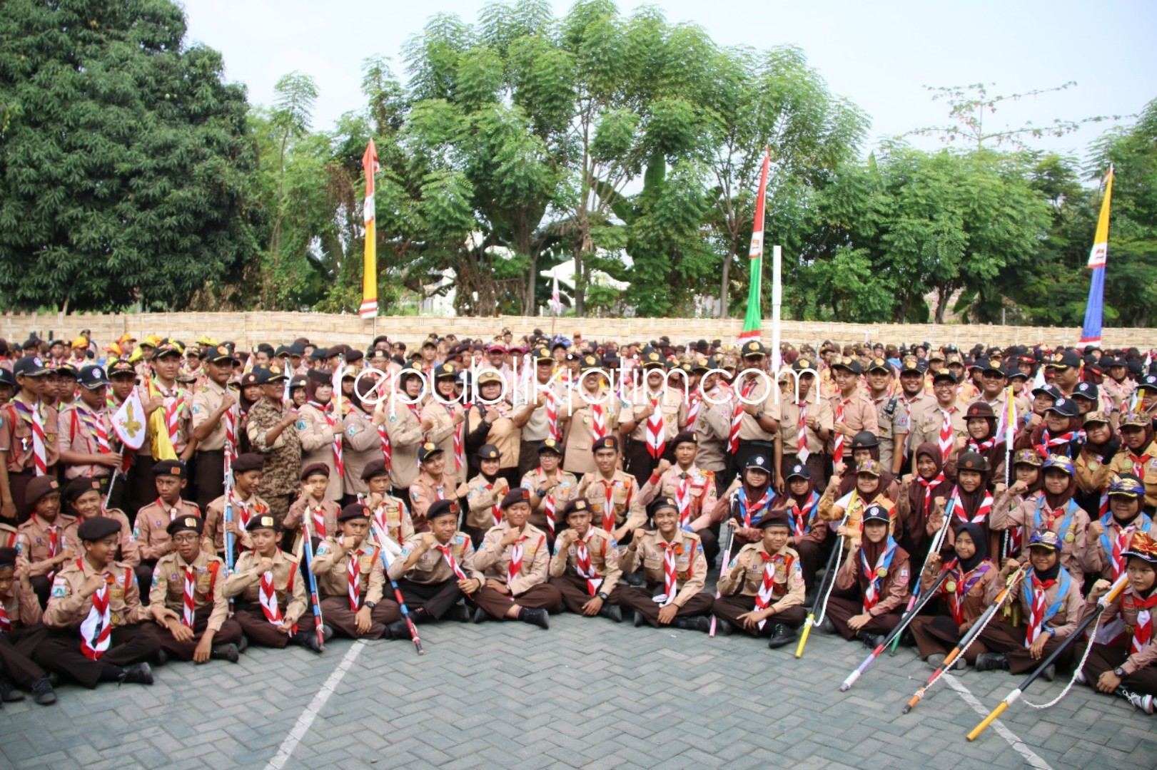 JELAJAH KOTA - Lebih dari 1.000 anggota pramuka penggalang tingkat SMP mengikuti lomba Jelajah Kota 2018 yang digelar Kwartir Cabang Paramuka Sidoarjo, Minggu (11/11/2018).