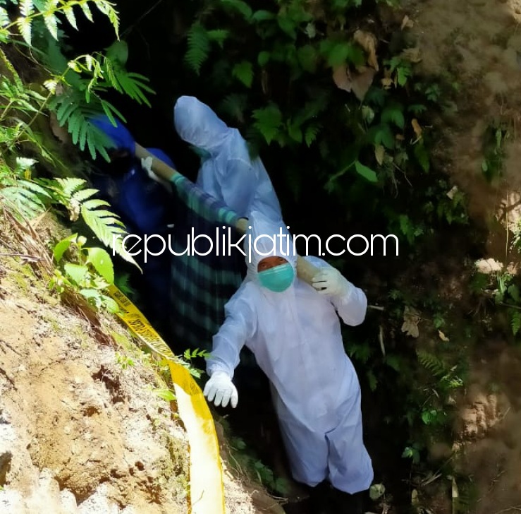 EVAKUASI - Sejumlah petugas mengevakuasi jenazah Gunari (80) warga Dusun Glodek, Desa Wagirlor, Kecamatan Ngebel, Ponorogo yang ditemukan tewas di dalam jurang sedalam 10 meter, Rabu (11/11/2020).