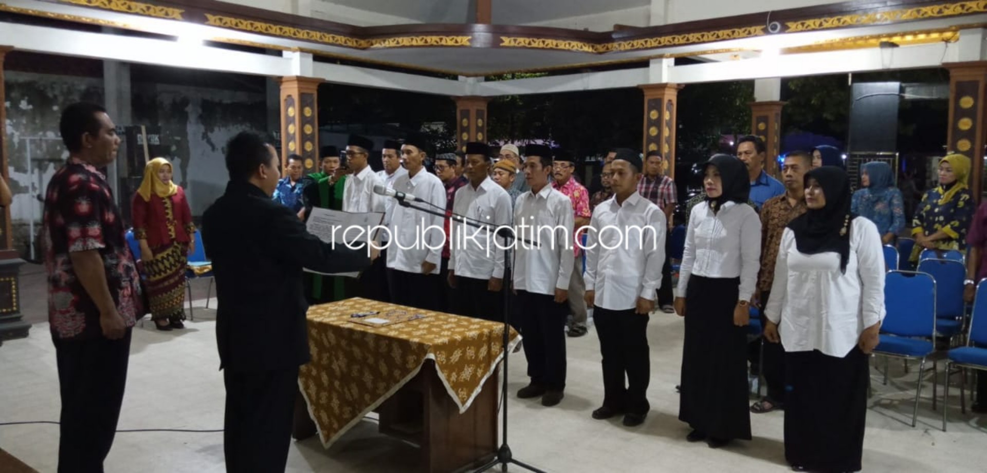 LANTIK - Camat Porong, Murtadho  saat melantik 7 anggota BPD Desa Kesambi di pendopo kantor balai desa setempat, Senin (11/11/2019) petang.