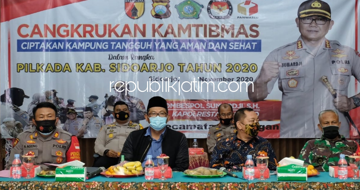 CANGKRUKAN - Kapolresta Sidoarjo, Kombes Pol Sumardji mengajak warga menghidupkan Kampung Tangguh untuk menjadikan wilayah aman dan sehat dalam pencegahan Covid-19 menuju zona kuning saat cangkrukan di Kecamatan Tulangan, Rabu (11/10/2020) malam. 