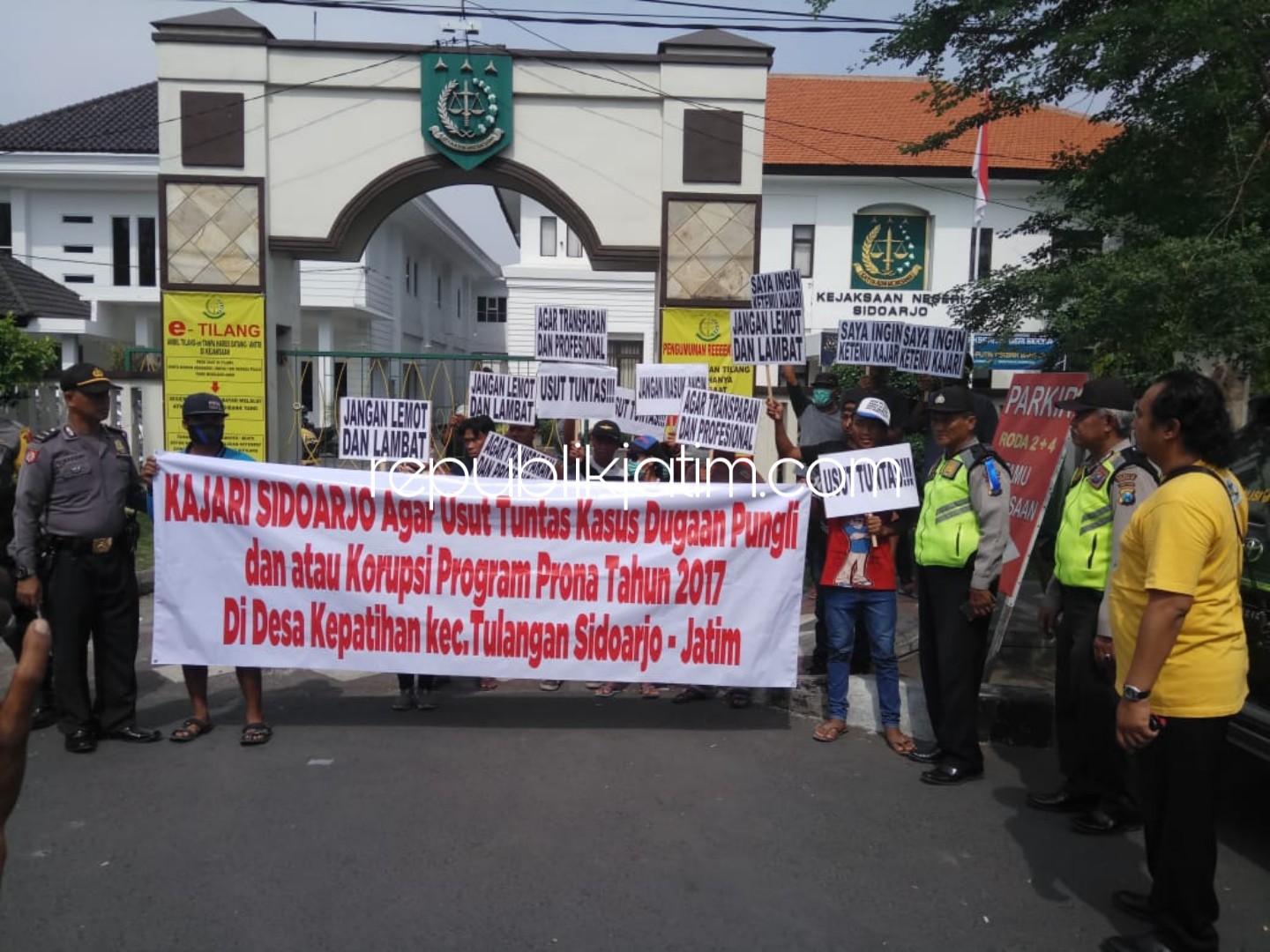 KLARIFIKASI - Puluhan warga Desa Kepatihan, Kecamatan Gedangan, Sidoarjo mendatangi kantor Kejari Sidoarjo klarifikasi laporan kasus dugaan PTSL yang sudah dilaporkan sejak 8 bulan lalu, Senin (12/11/2018).
