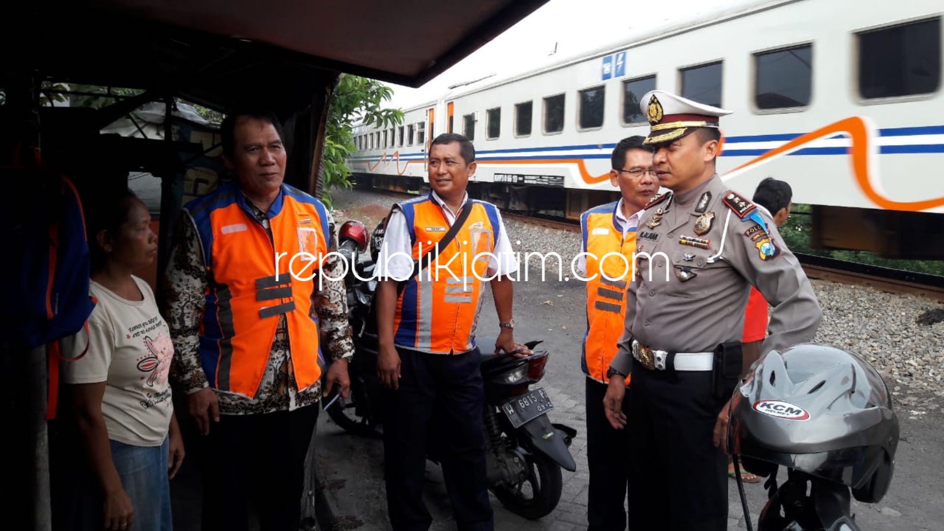 CEK - Anggota Komisi V DPR RI, Bambang Haryo Soekartono dan sejumlah staf PT KAI Daop VIII Surabaya melihat perlintasan KA tak berpalang pintu di Lingkungan Kemambang, Kelurahan Pucang, Kecamatan Sidoarjo, Senin (12/11/2018).